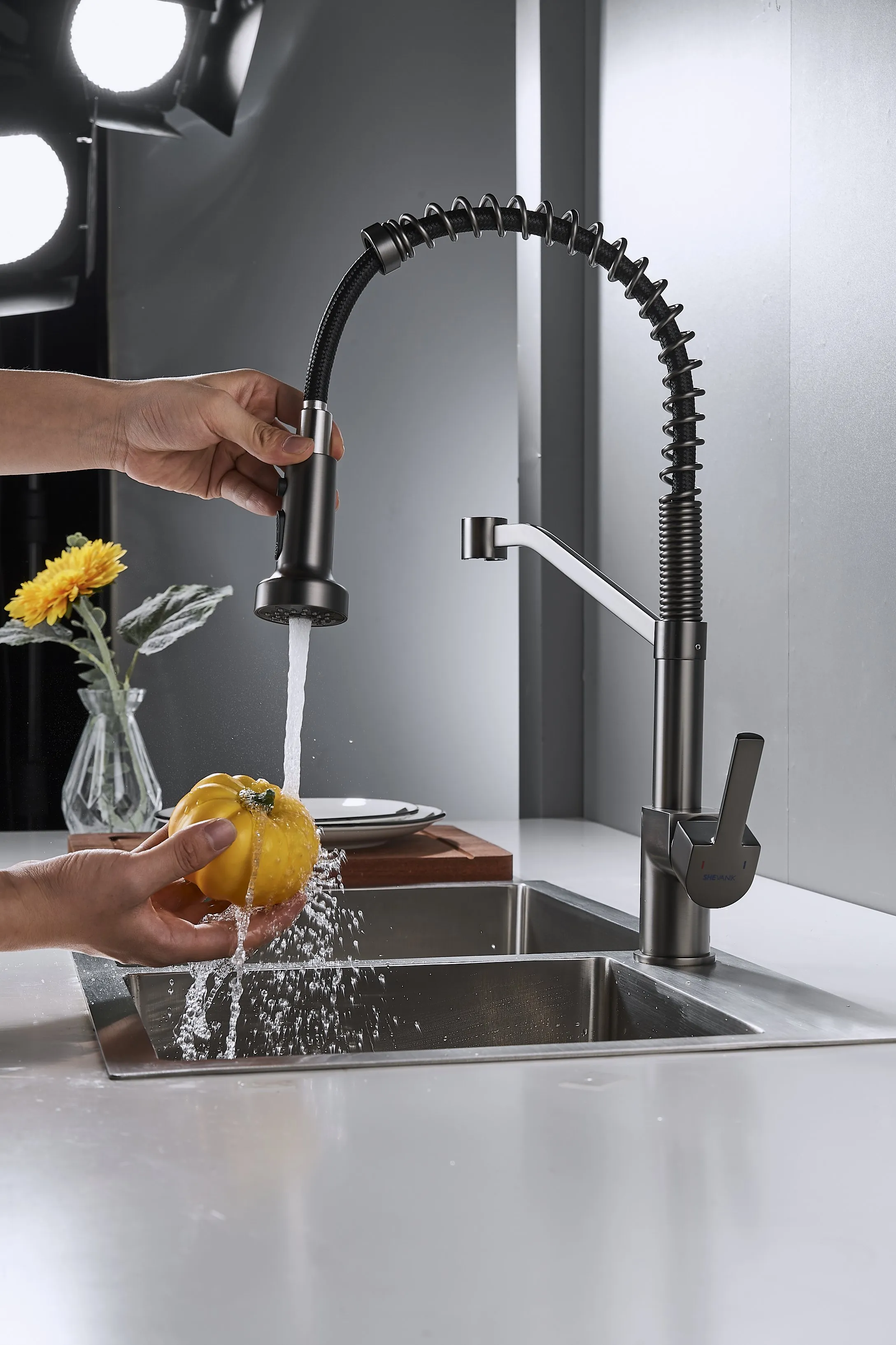 Смеситель для кухни с гибким изливом Shevanik S963T, оружейная сталь