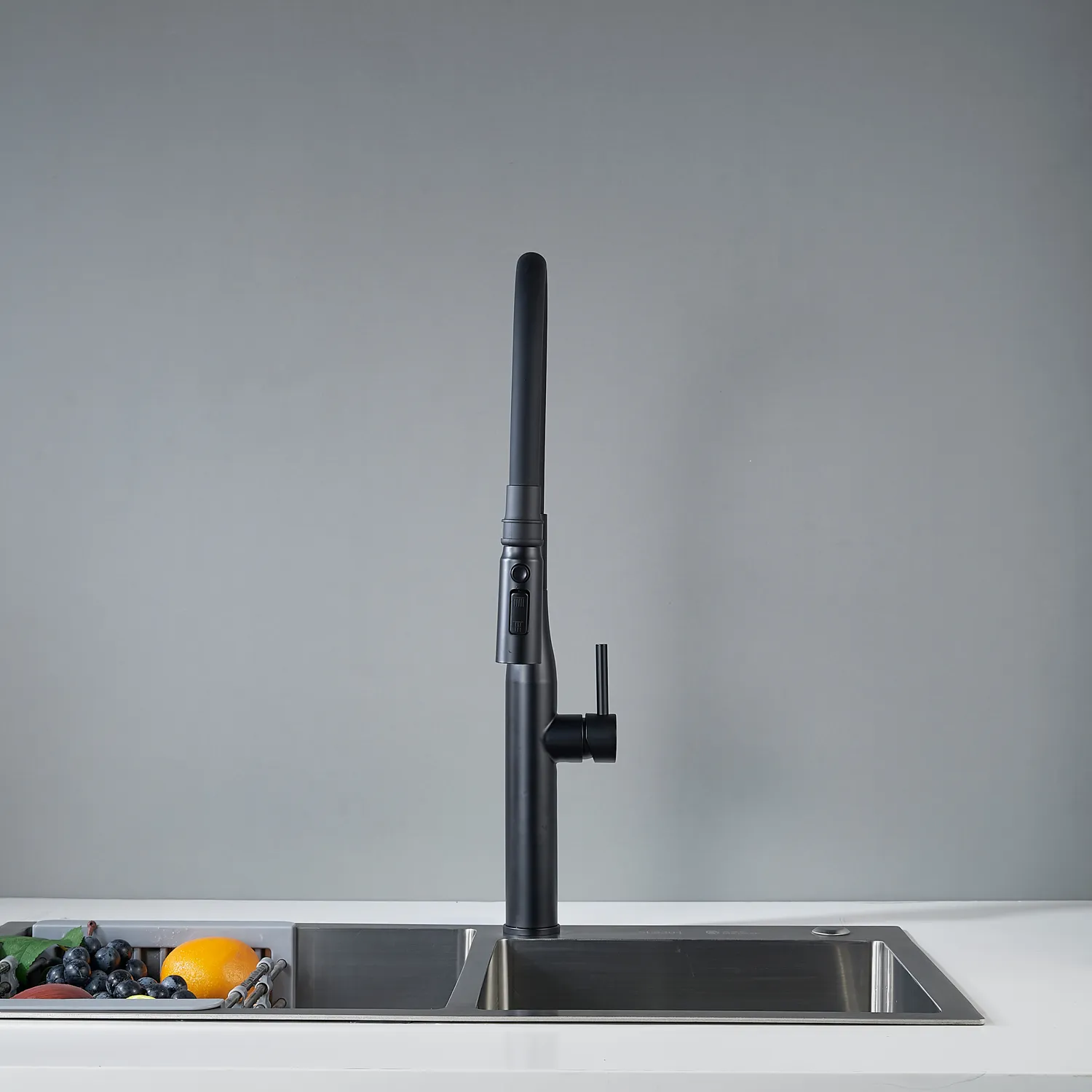 Смеситель для кухни с гибким изливом и режимом "душ" Shevanik S123H-3, черный