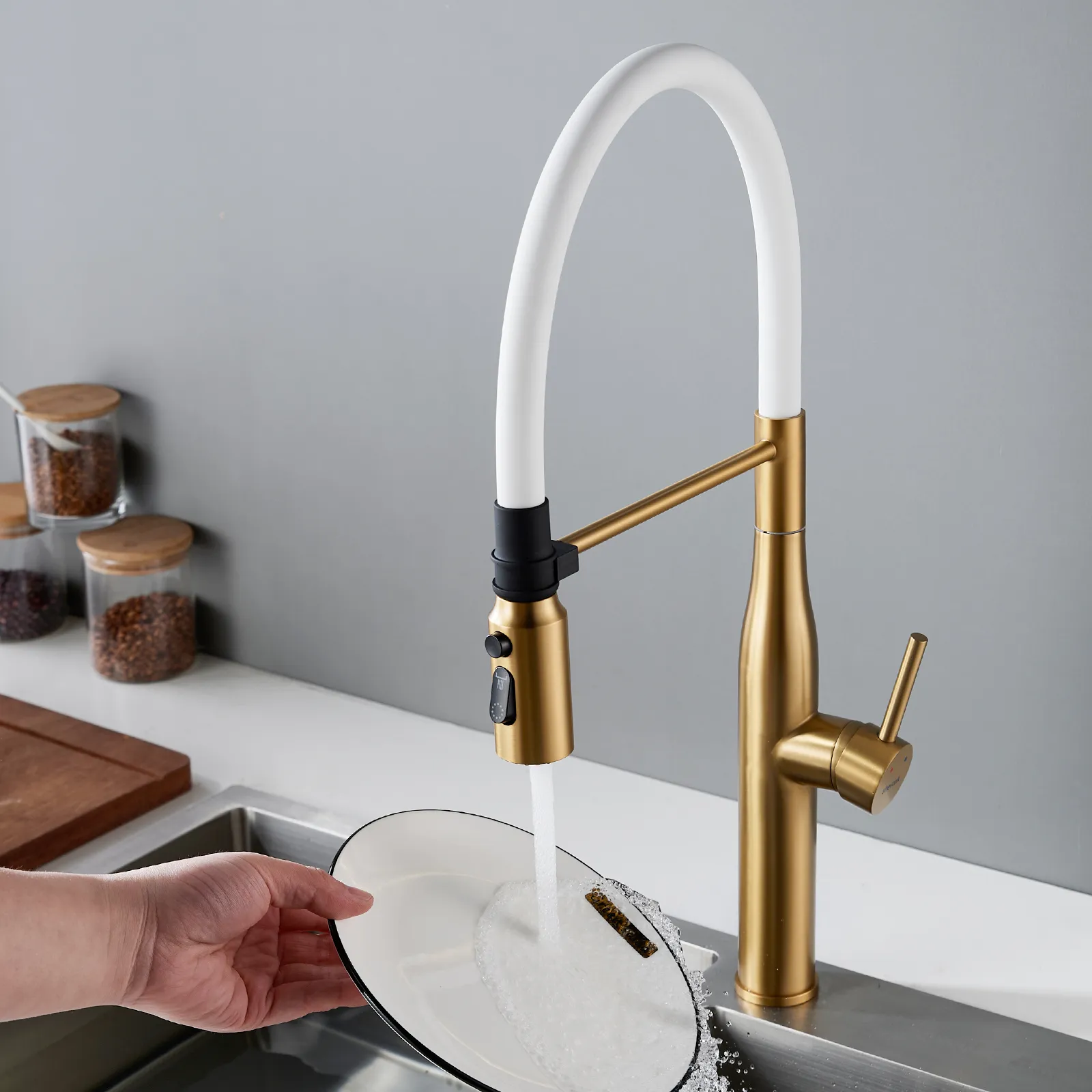 Смеситель для кухни с гибким изливом и режимом "душ" Shevanik S123G-1, золотой сатин