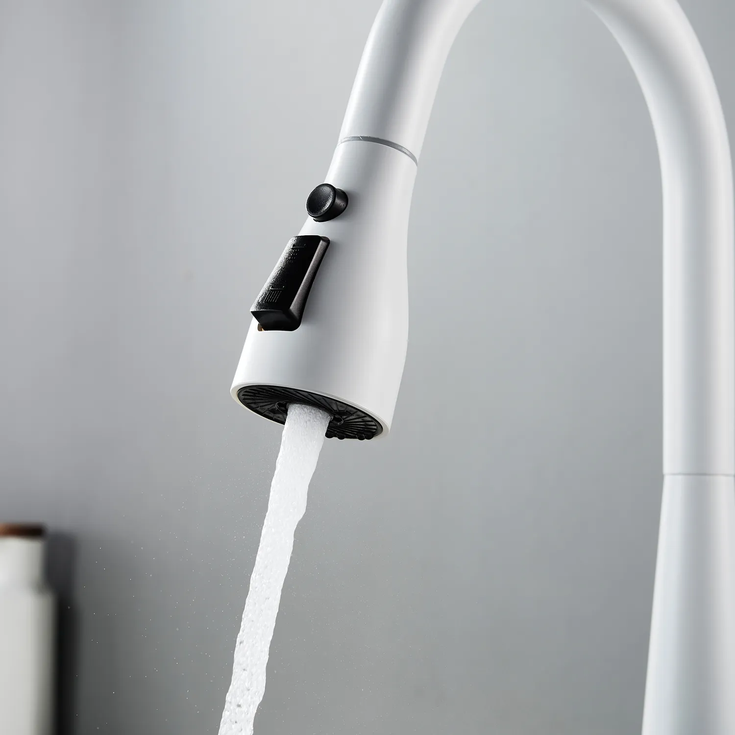 Смеситель для кухни с выдвижным изливом Shevanik S363C, белый