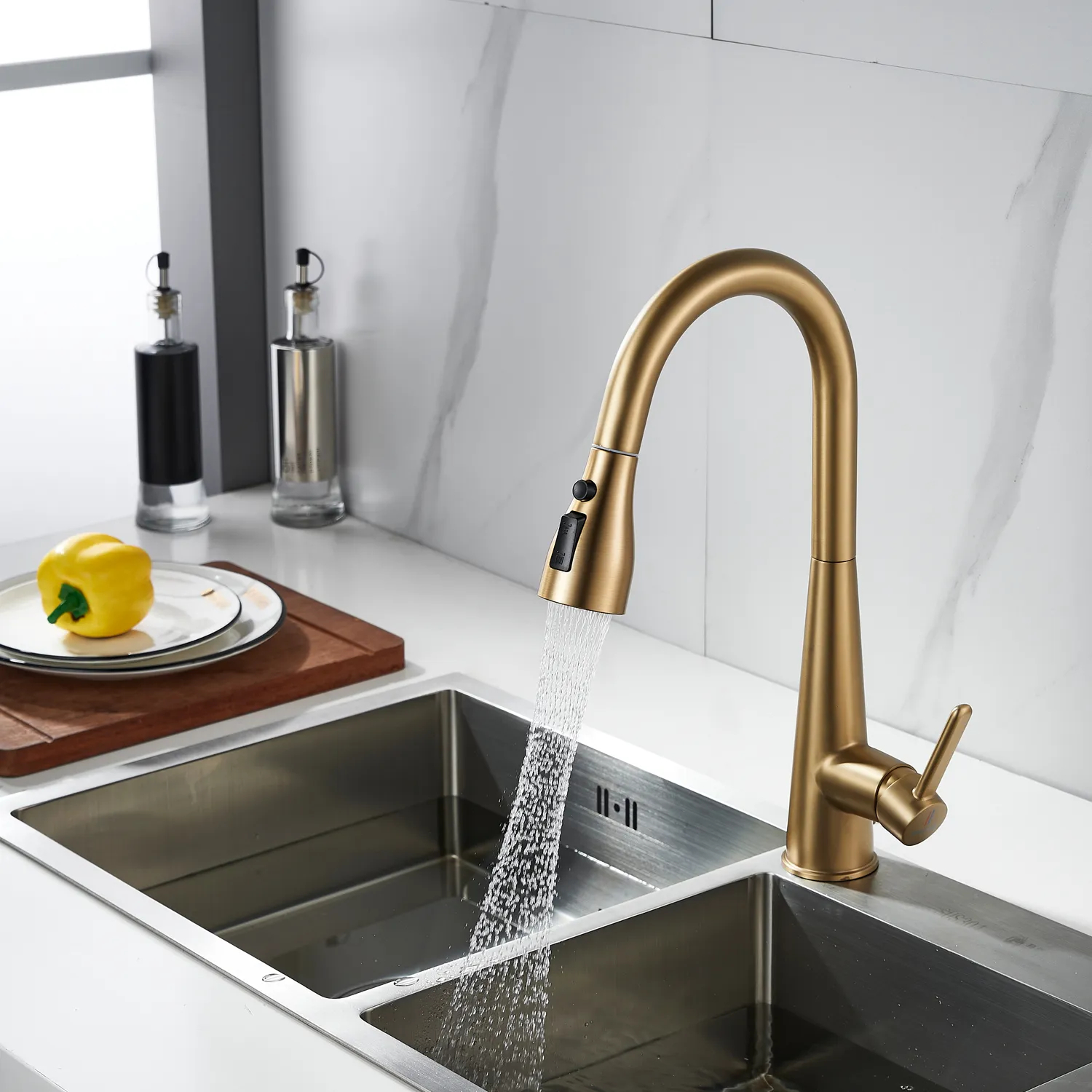 Смеситель для кухни с выдвижным изливом Shevanik S363G, золотой сатин