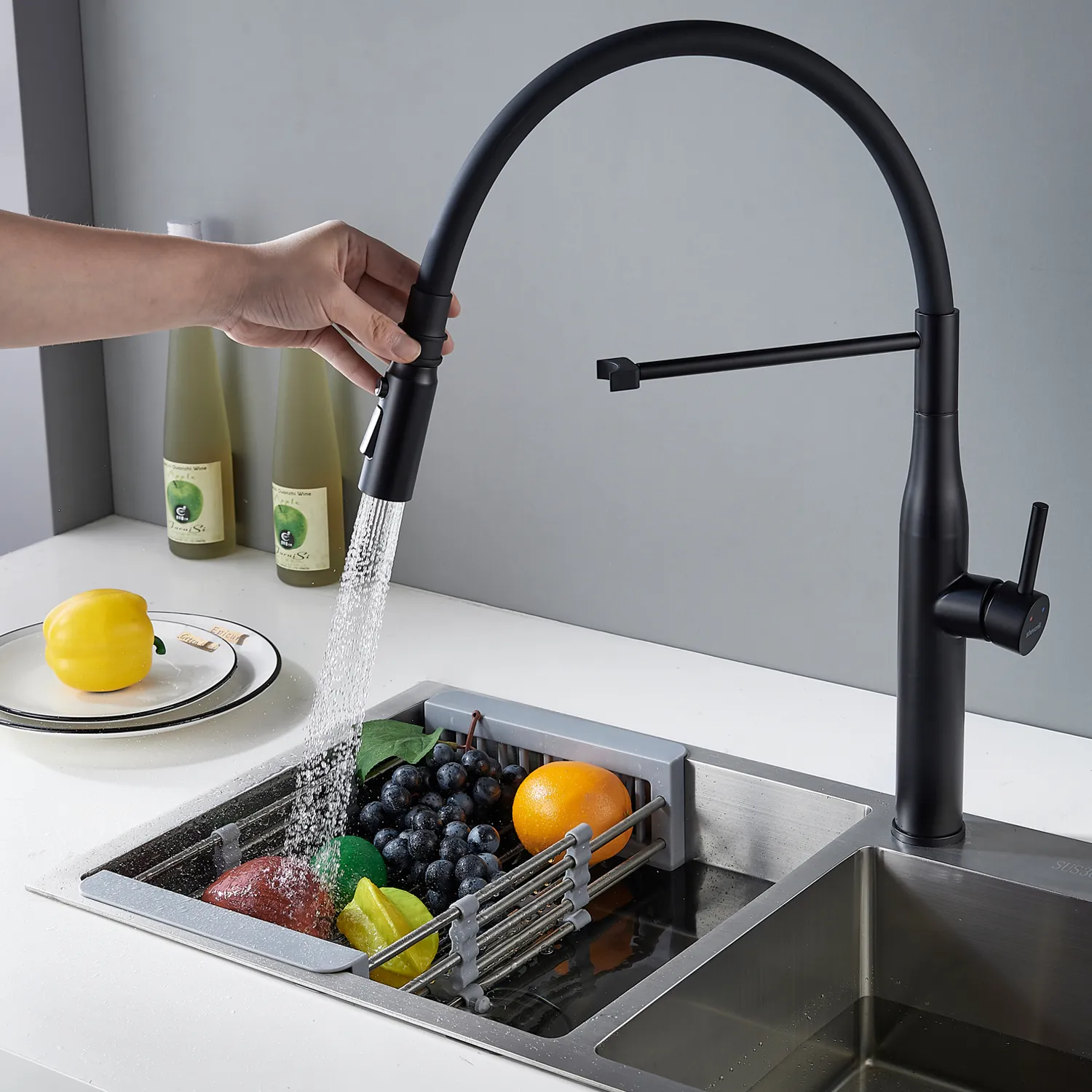 Смеситель для кухни с гибким изливом и режимом "душ" Shevanik S123H-3, черный