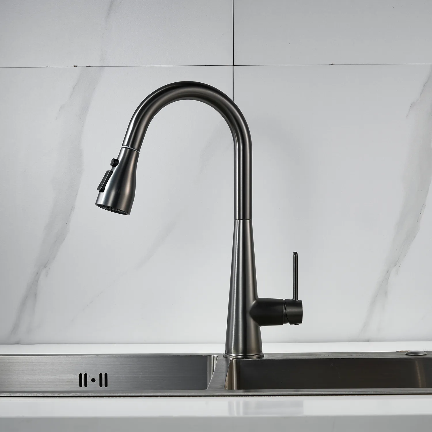 Смеситель для кухни с выдвижным изливом Shevanik S363T, оружейная сталь