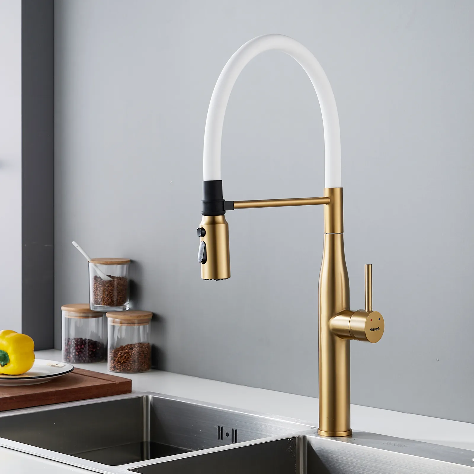 Смеситель для кухни с гибким изливом и режимом "душ" Shevanik S123G-1, золотой сатин