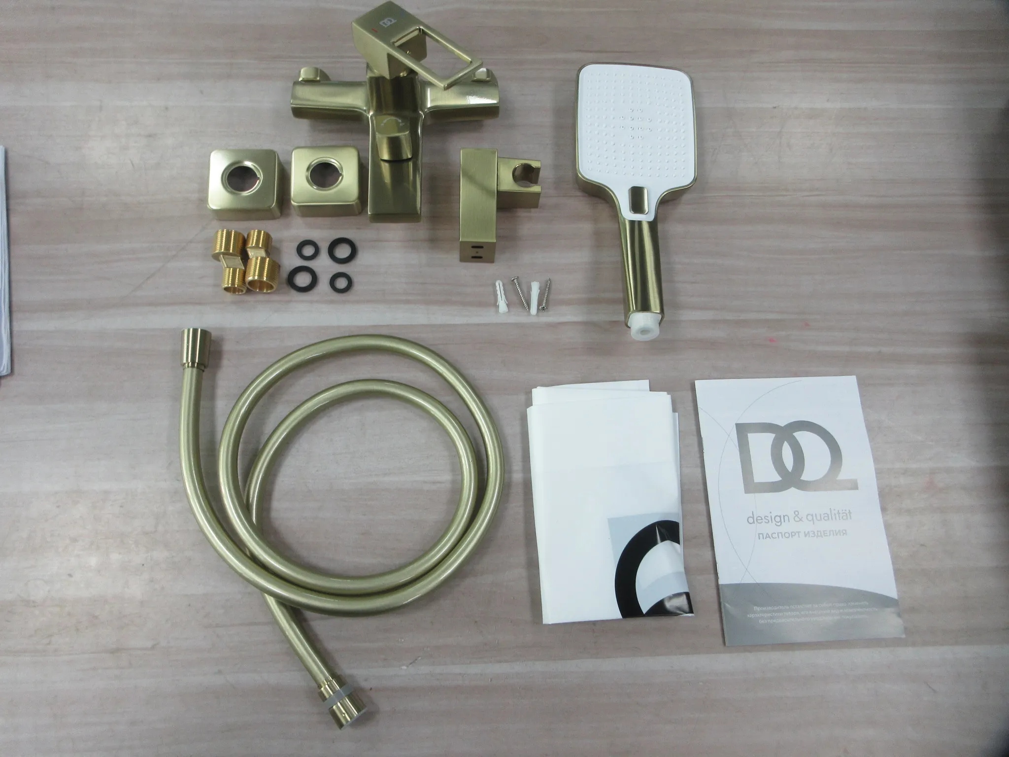 Смеситель для ванны с душем DQ Dortmund короткий излив мат.золото (DA1713207)