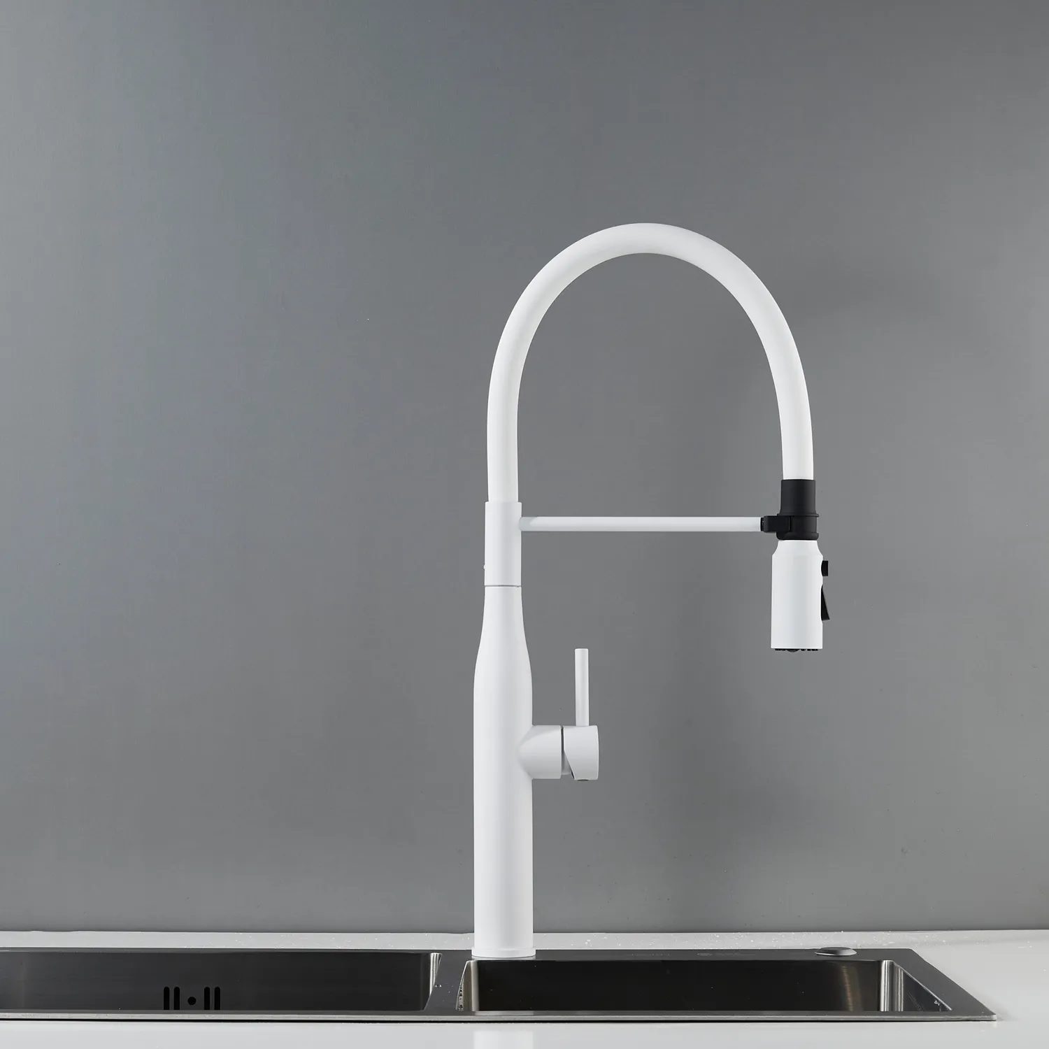 Смеситель для кухни с гибким изливом и режимом "душ" Shevanik S123C-1, белый