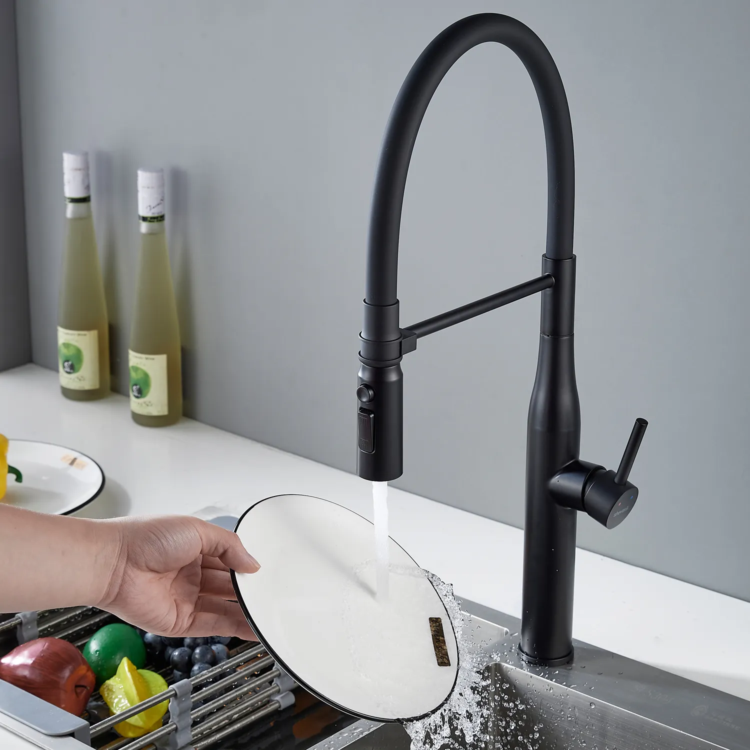 Смеситель для кухни с гибким изливом и режимом "душ" Shevanik S123H-3, черный