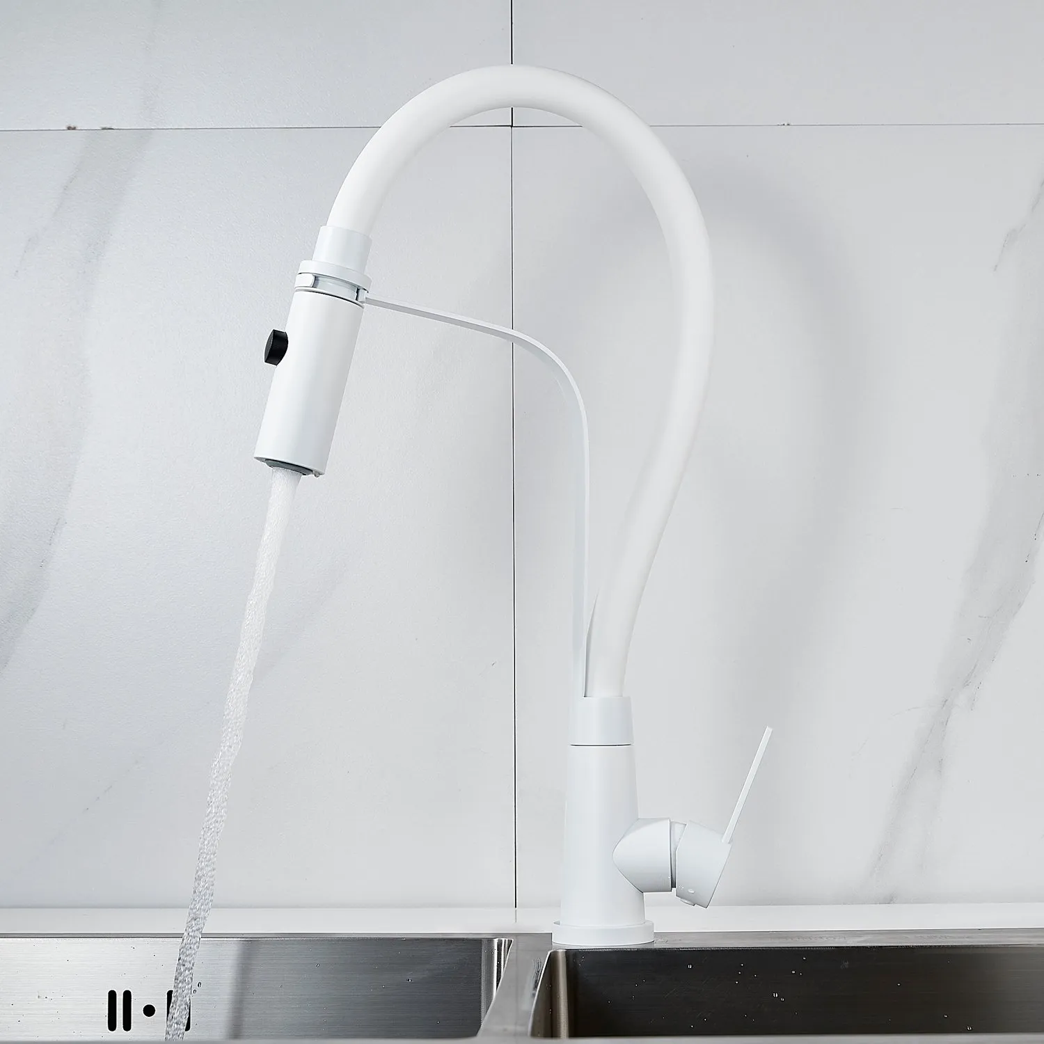 Смеситель для кухни с гибким изливом и режимом "душ" Shevanik S943C-1, белый