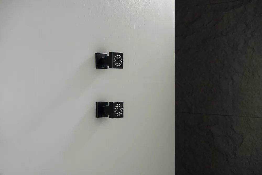 AQ2098MB боковая форсунка 50*50, матовый черный