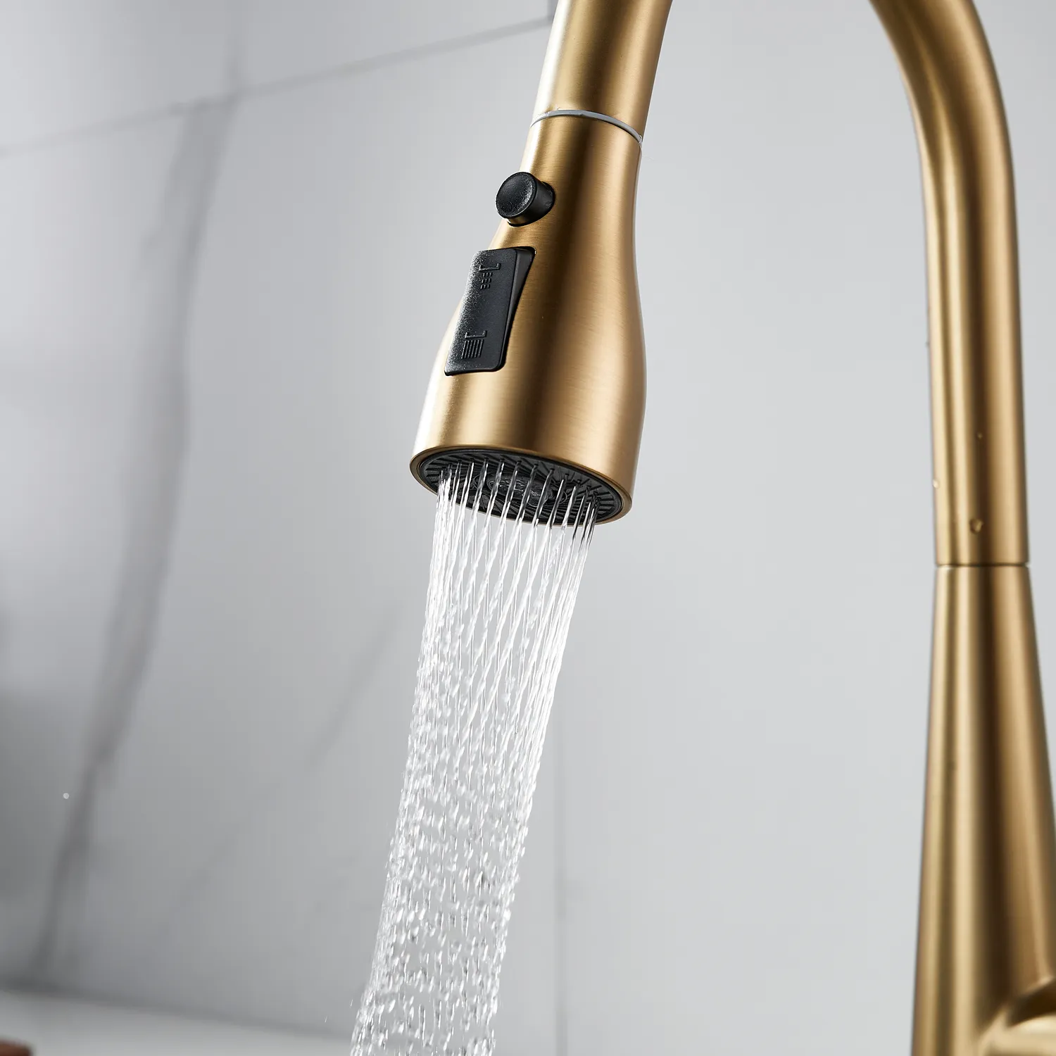 Смеситель для кухни с выдвижным изливом Shevanik S363G, золотой сатин