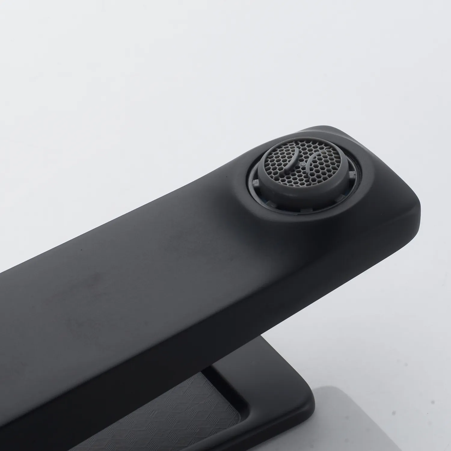 Смеситель для раковины Shevanik S4601H, черный