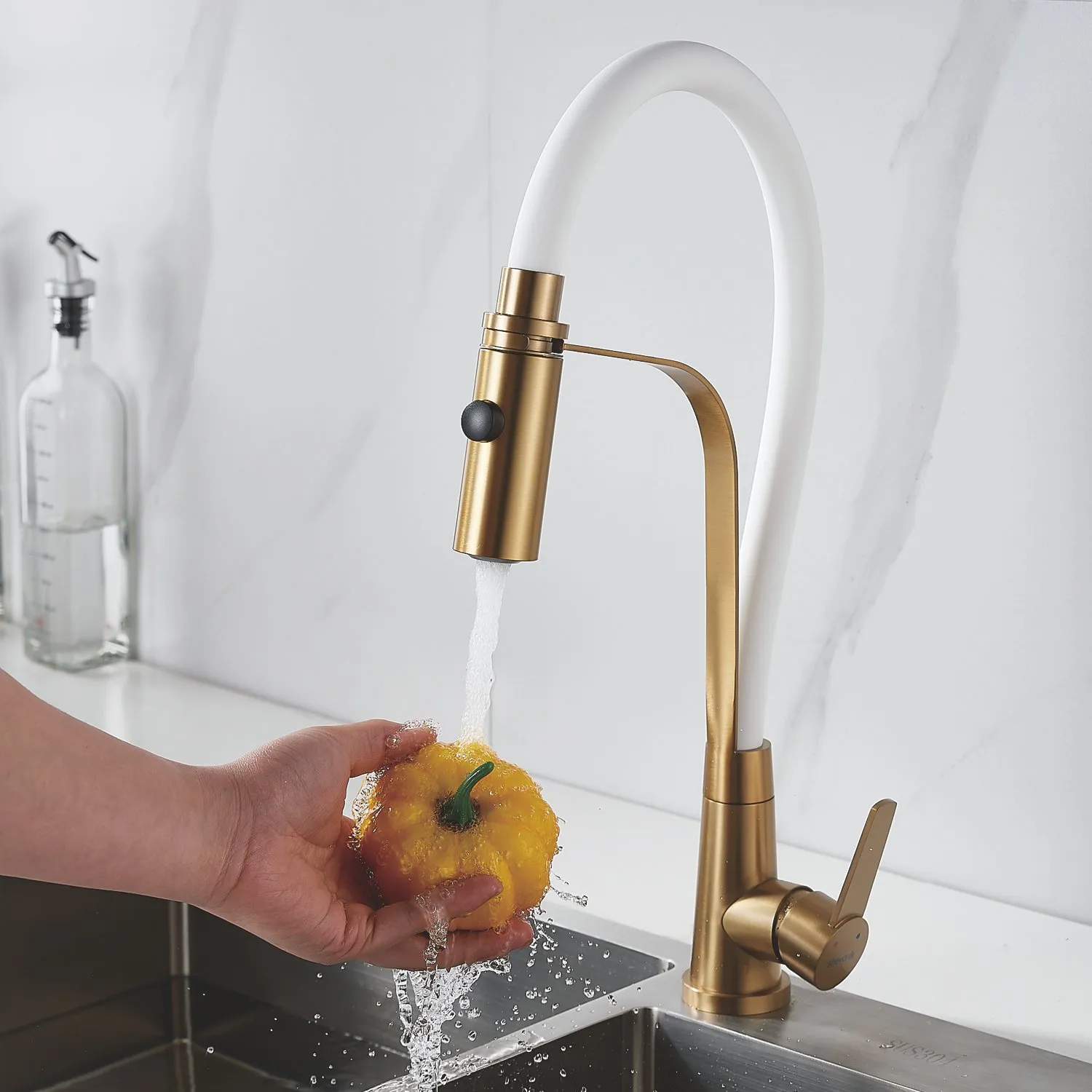 Смеситель для кухни с гибким изливом и режимом "душ" Shevanik S943G-1, золотой сатин