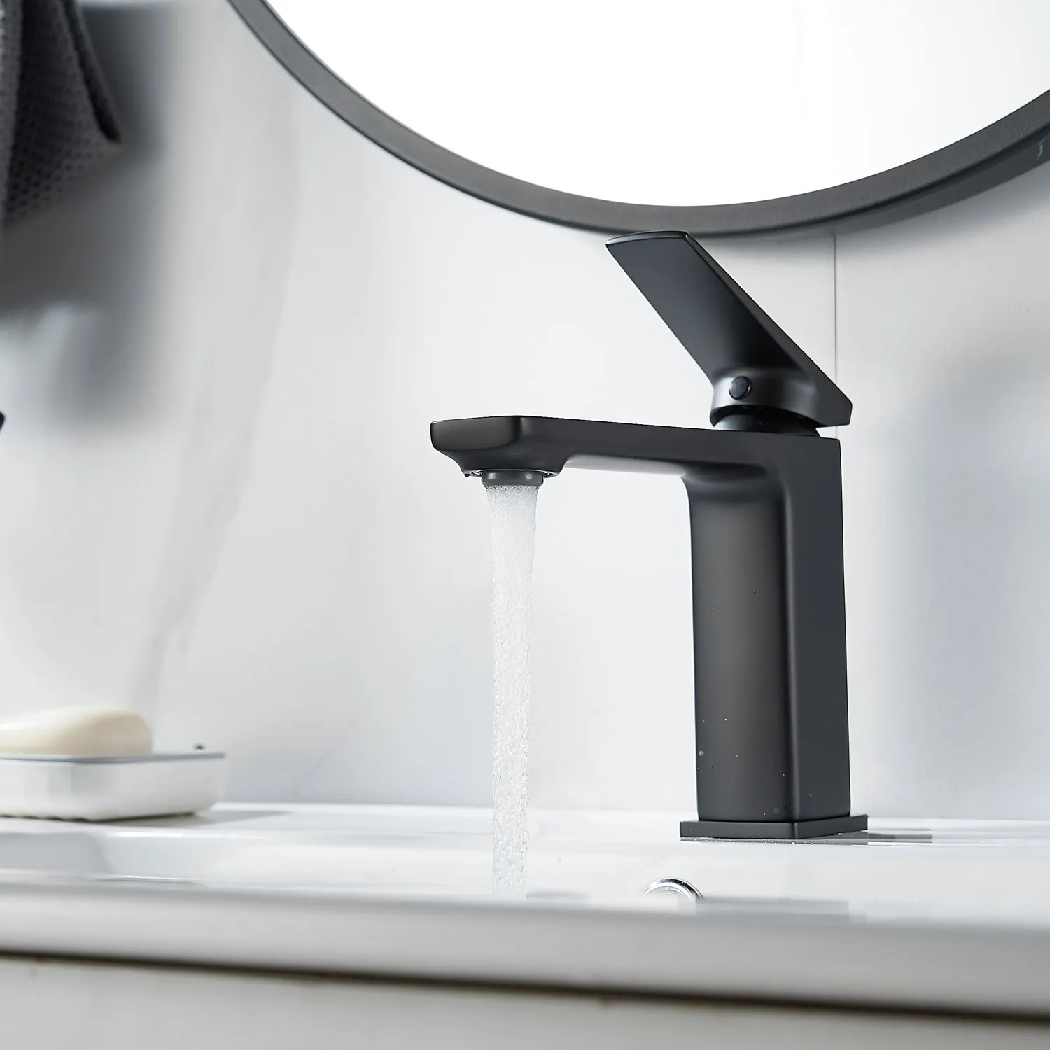 Смеситель для раковины Shevanik S8901H-1, черный