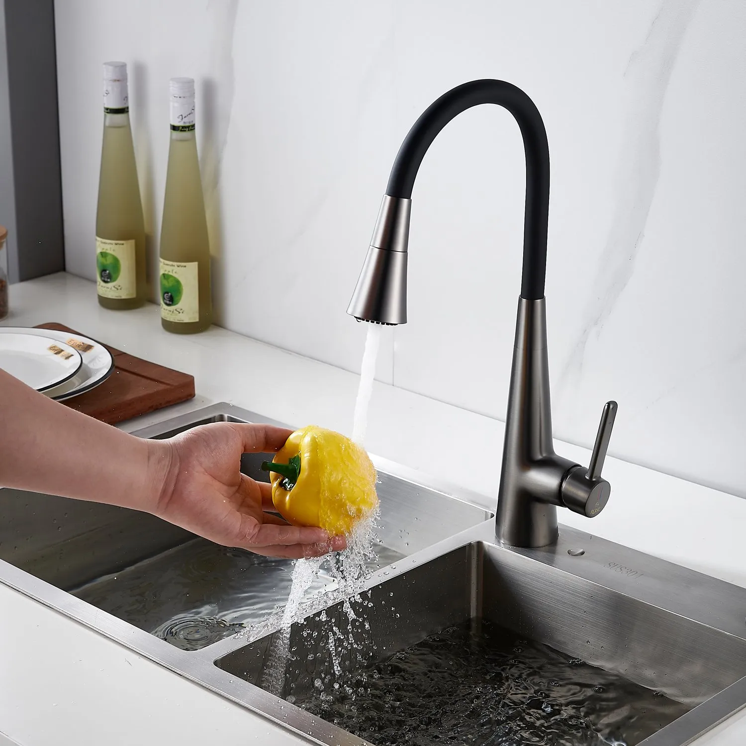 Смеситель для кухни с гибким изливом и режимом "душ" Rose R213T, оружейная сталь