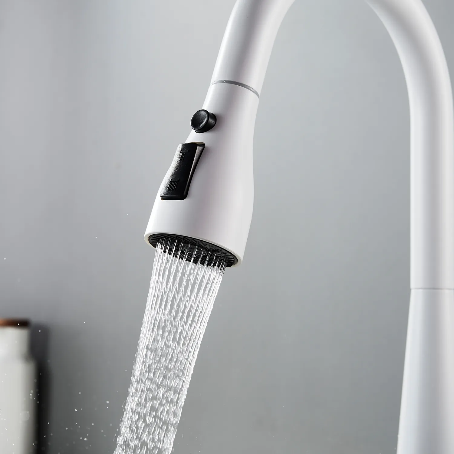 Смеситель для кухни с выдвижным изливом Shevanik S363C, белый