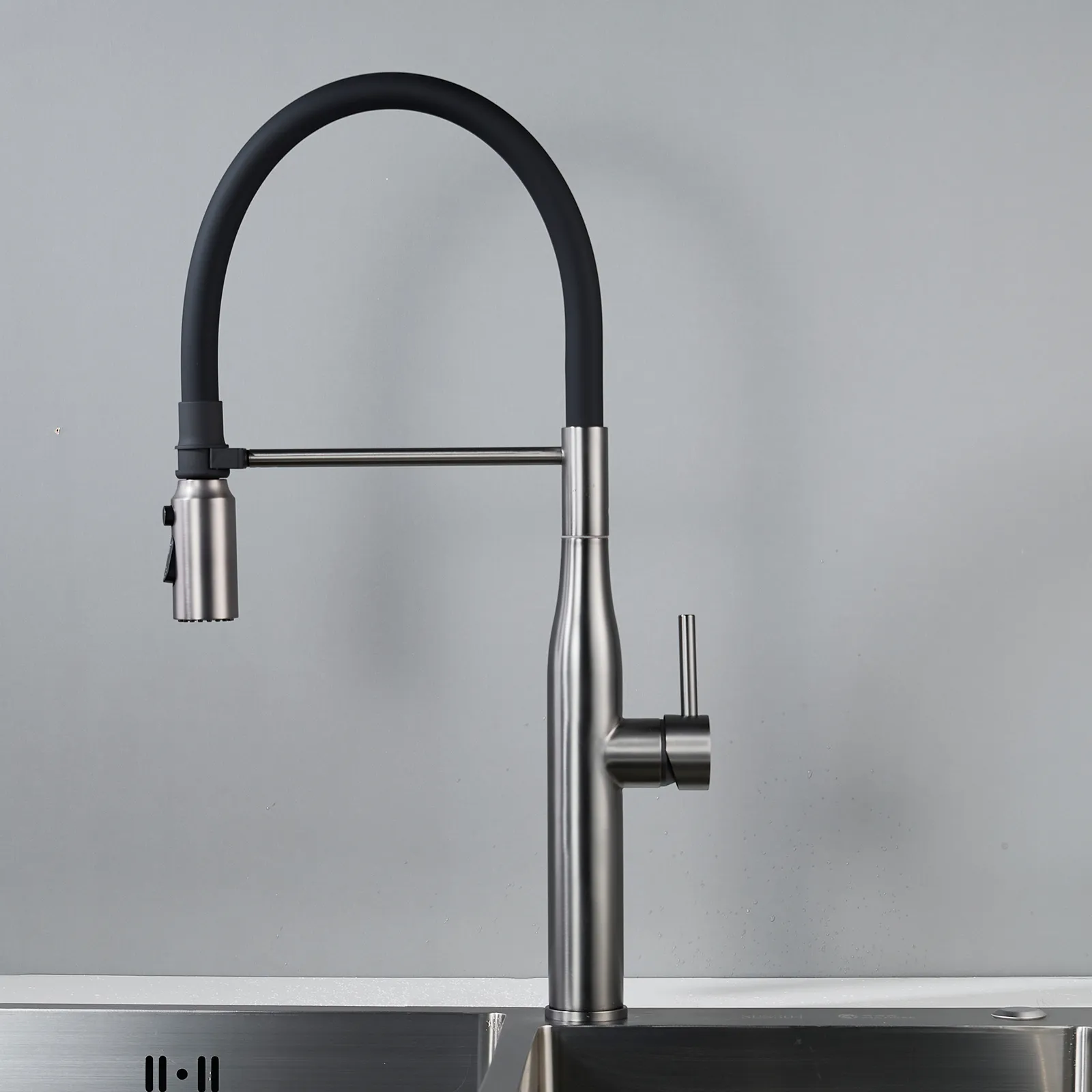 Смеситель для кухни с гибким изливом и режимом "душ" Shevanik S123T-3, оружейная сталь