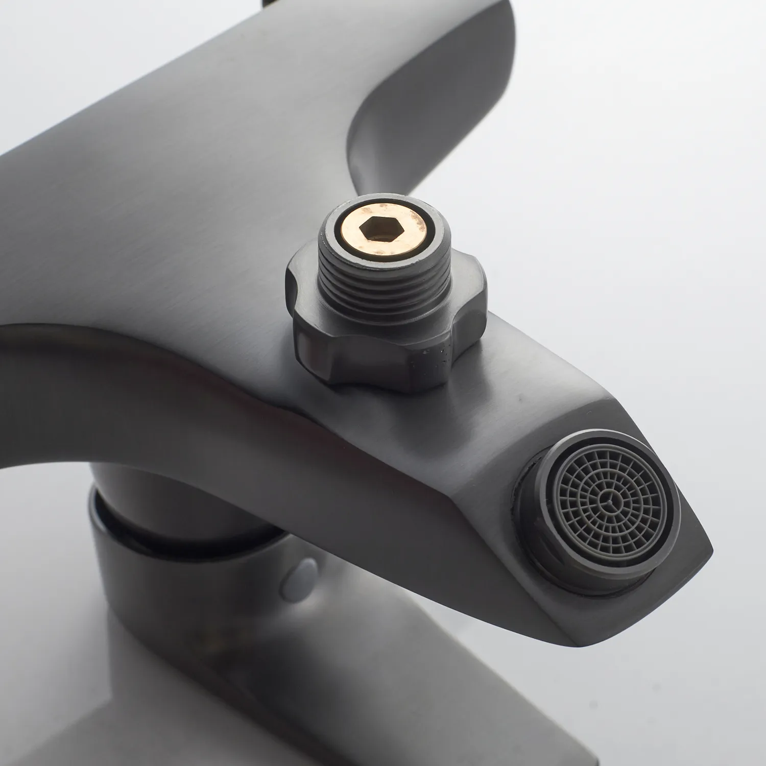 Смеситель для ванны Shevanik S5002T, оружейная сталь