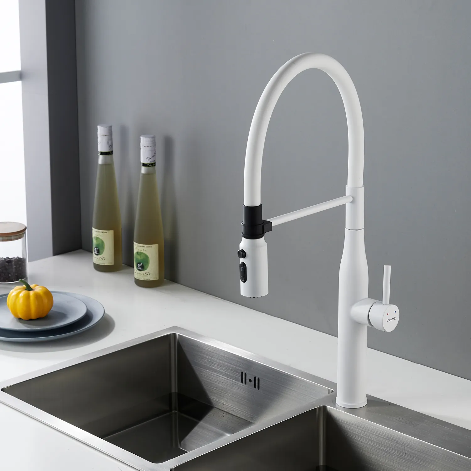 Смеситель для кухни с гибким изливом и режимом "душ" Shevanik S123C-1, белый