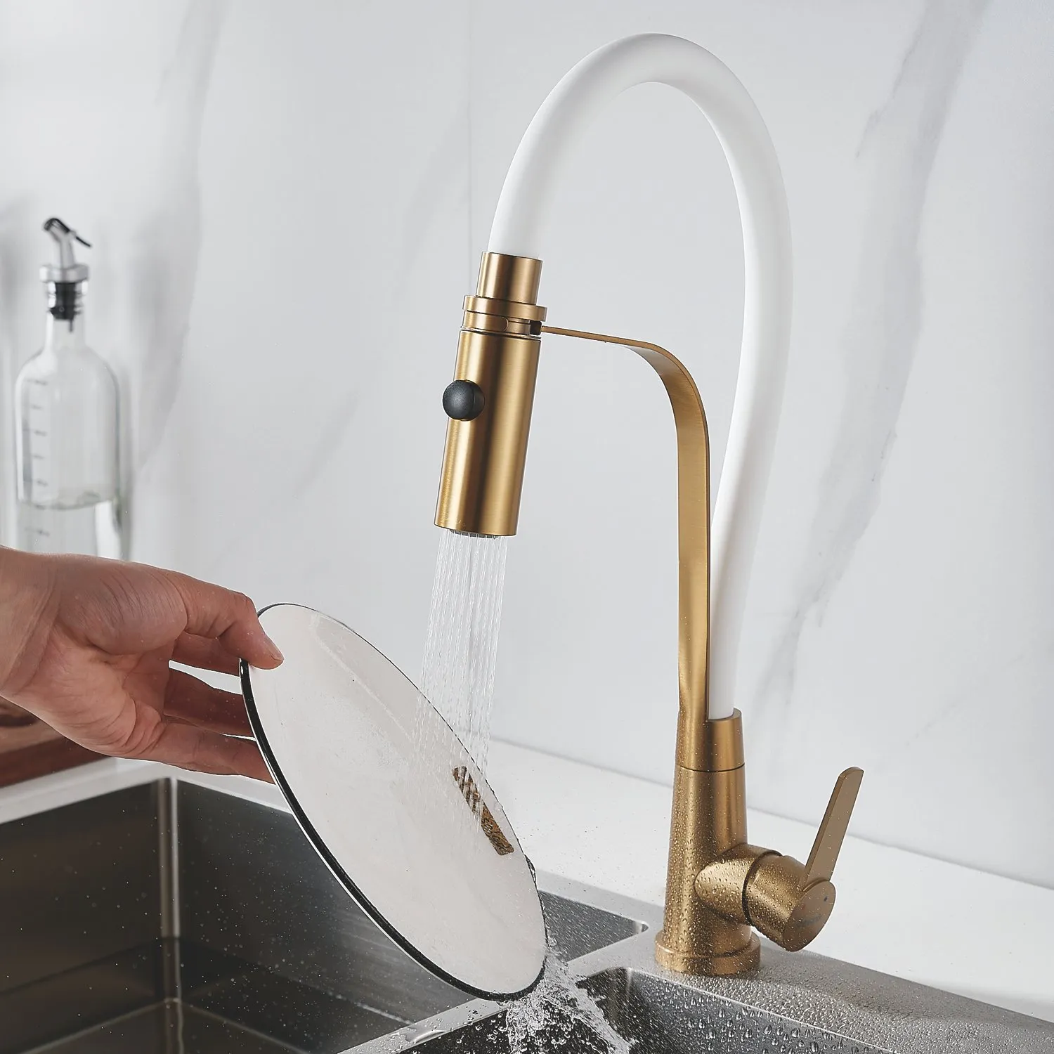 Смеситель для кухни с гибким изливом и режимом "душ" Shevanik S943G-1, золотой сатин