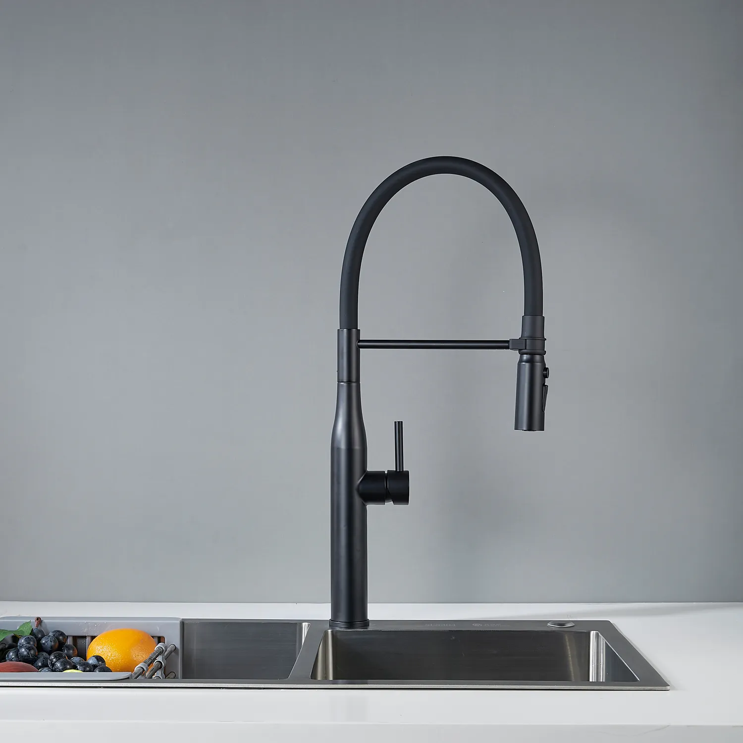 Смеситель для кухни с гибким изливом и режимом "душ" Shevanik S123H-3, черный