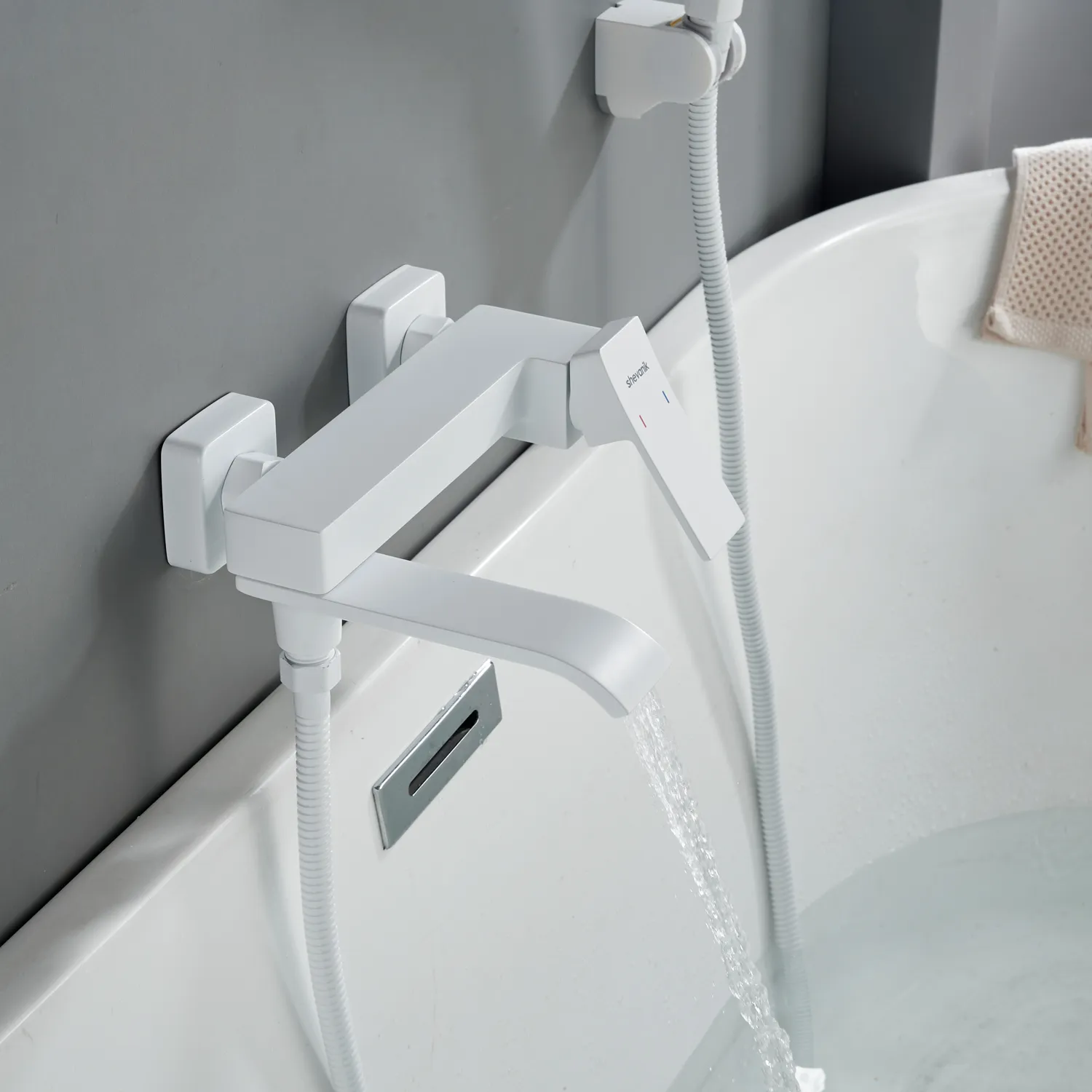 Смеситель для ванны Shevanik S4002C, белый