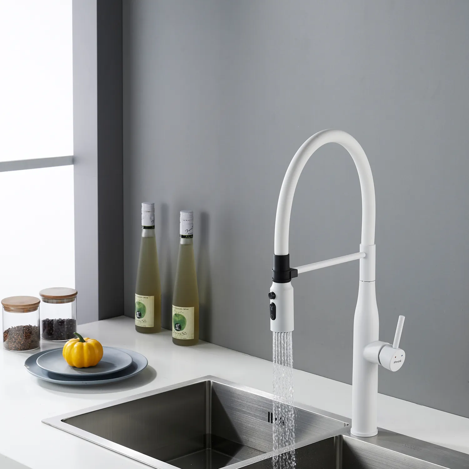 Смеситель для кухни с гибким изливом и режимом "душ" Shevanik S123C-1, белый