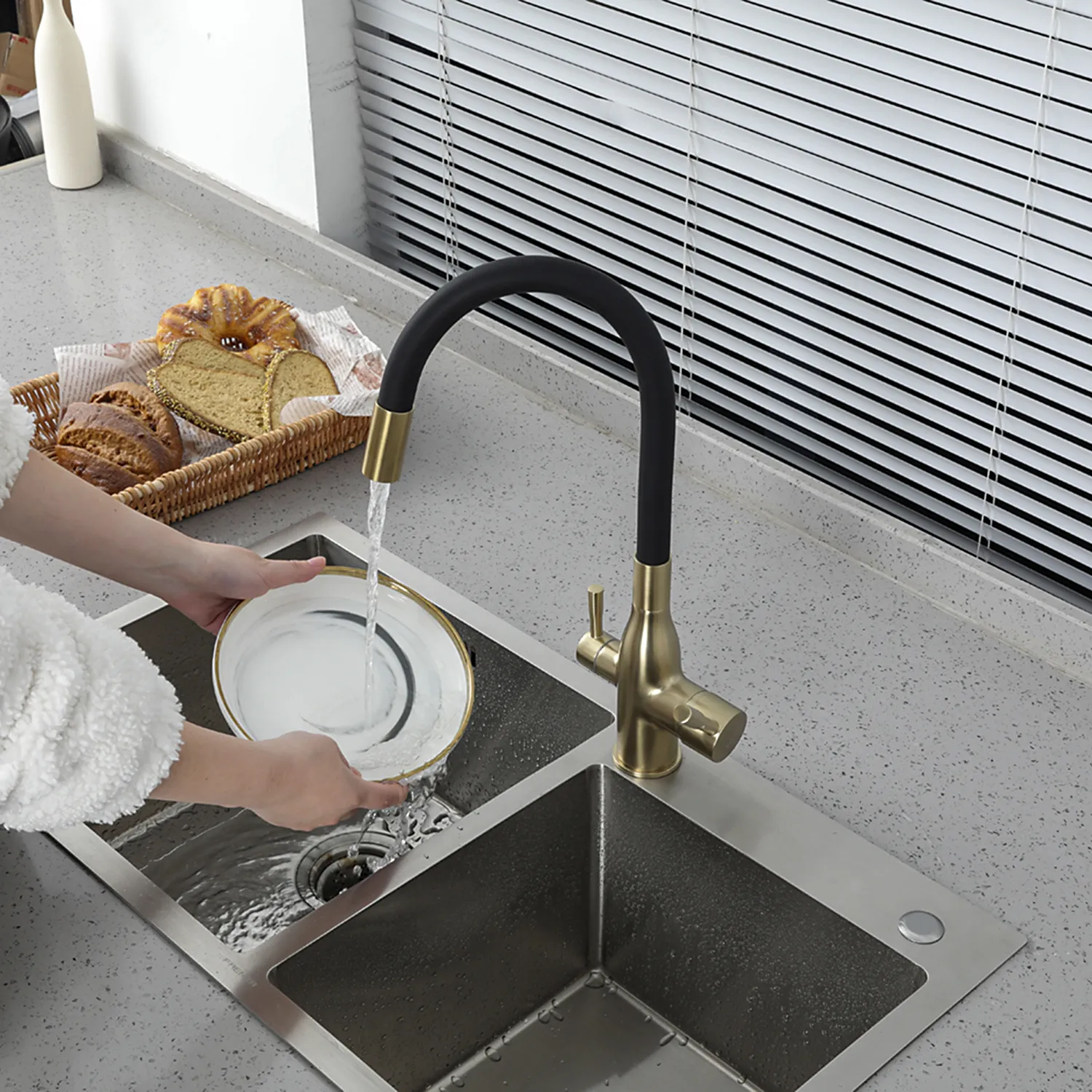 Смеситель для кухни с гибким изливом и подключением фильтра FRAP F4396-3, золотой сатин