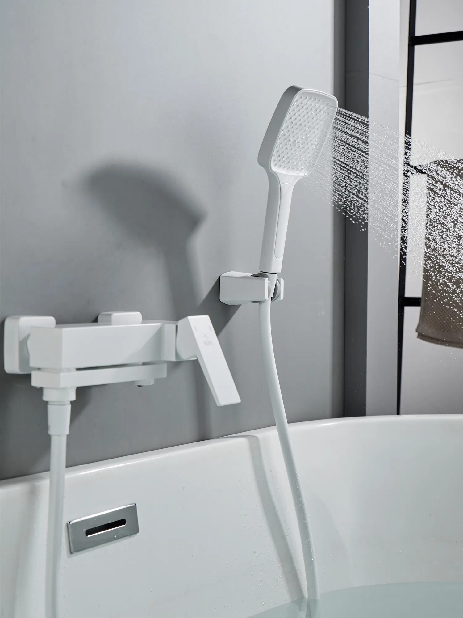 Смеситель для ванны Rose R2802C, белый