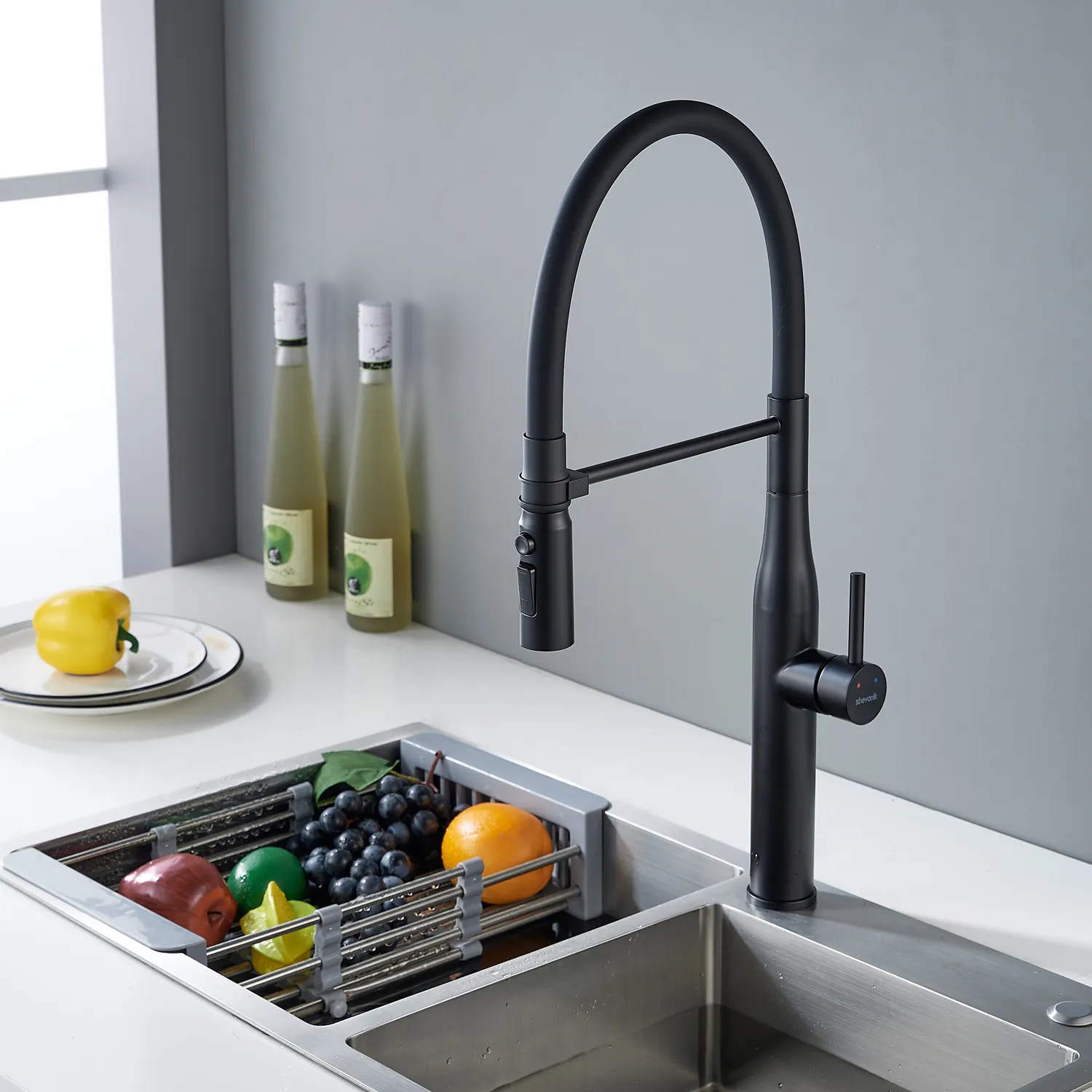 Смеситель для кухни с гибким изливом и режимом "душ" Shevanik S123H-3, черный