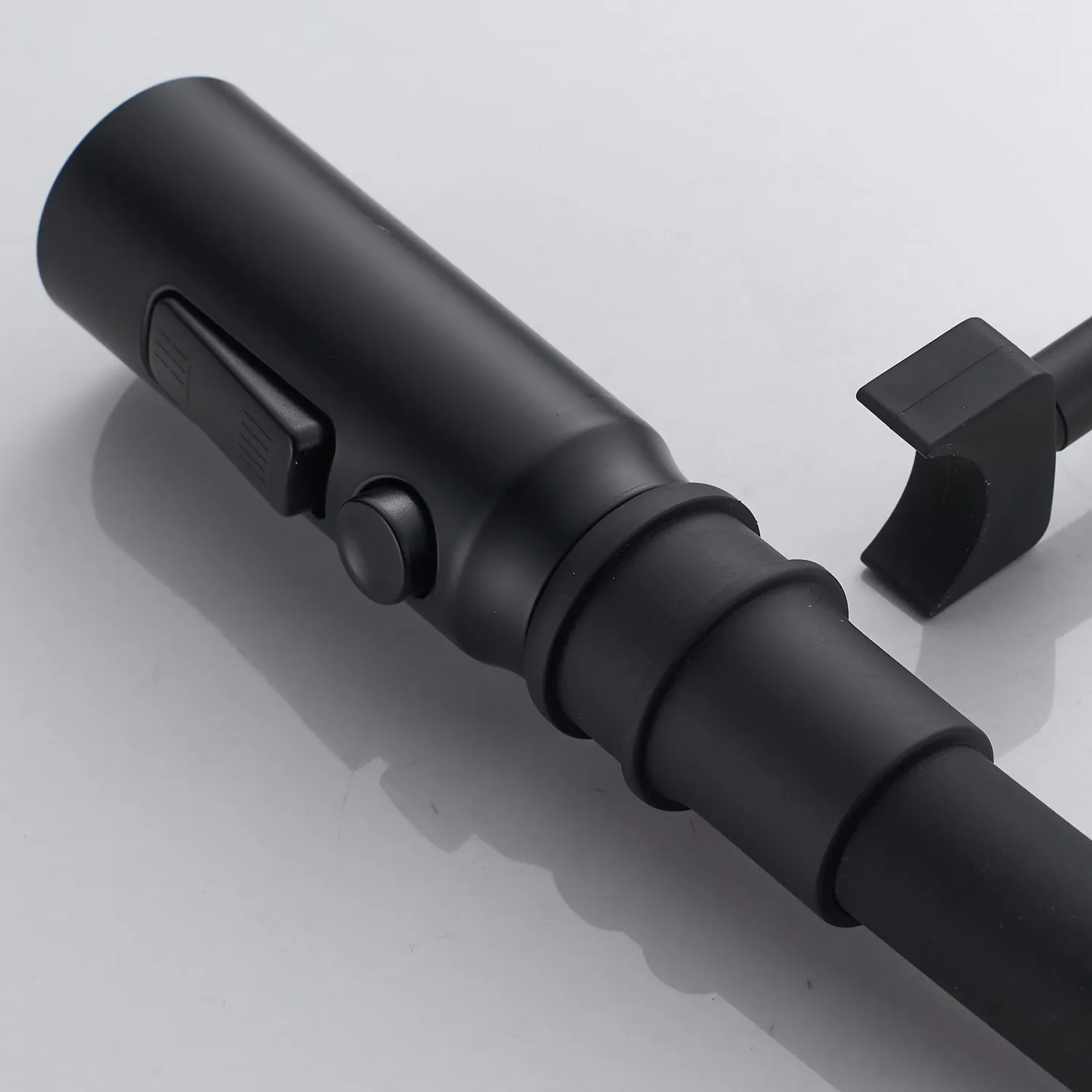 Смеситель для кухни с гибким изливом и режимом "душ" Shevanik S123H-3, черный