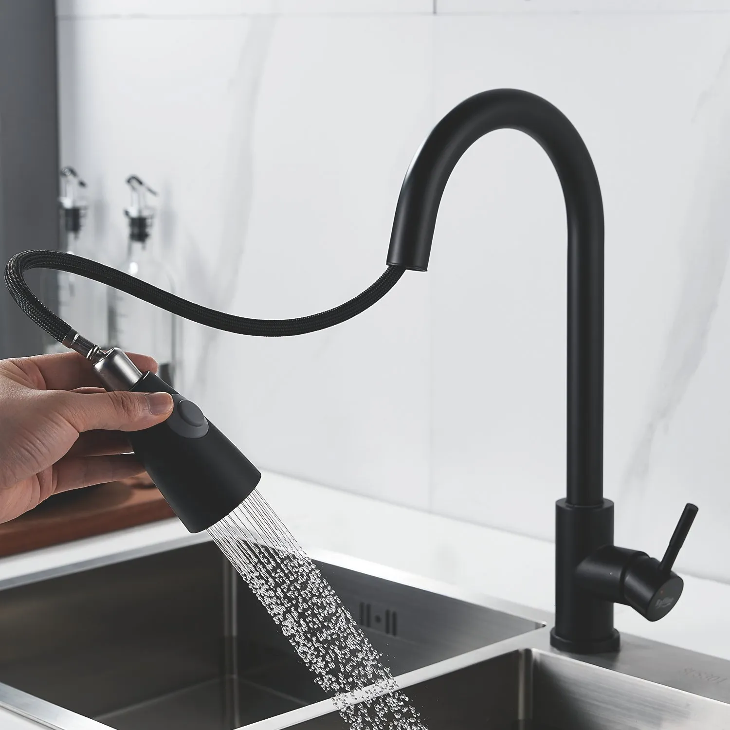 Смеситель для кухни с выдвижным изливом Raffine F213H, черный