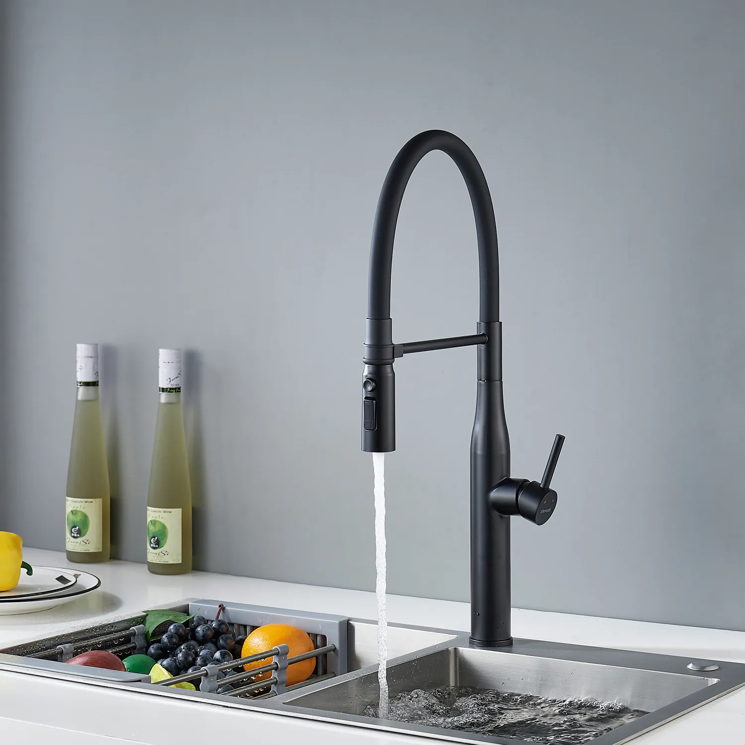 Смеситель для кухни с гибким изливом и режимом "душ" Shevanik S123H-3, черный