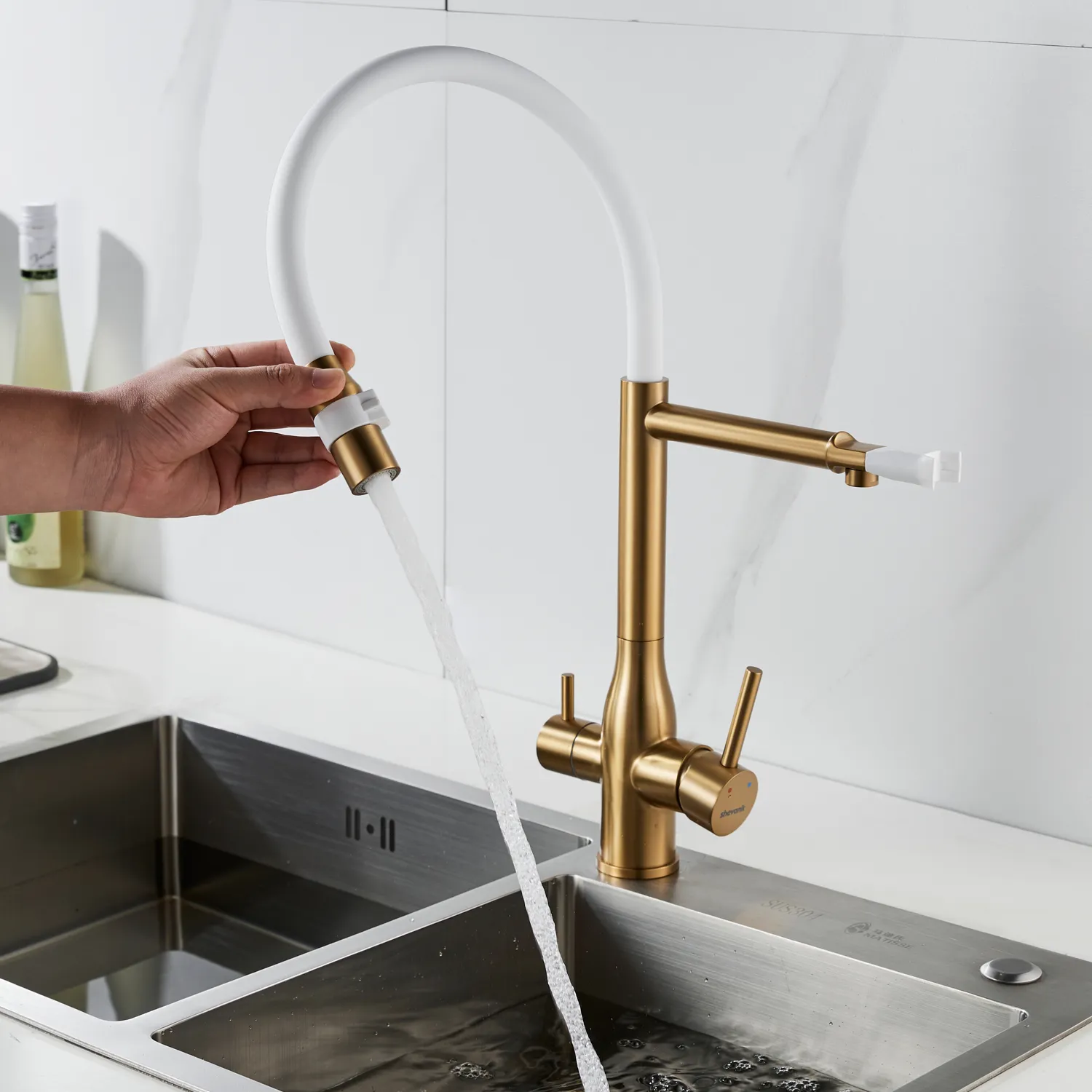 Смеситель для кухни с гибким изливом и подключением фильтра Shevanik S378G, золотой сатин/белый