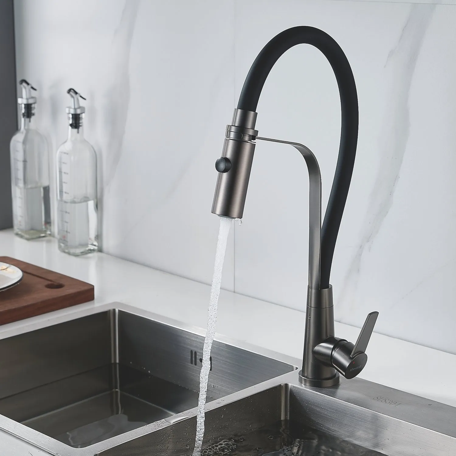 Смеситель для кухни с гибким изливом и режимом "душ" Shevanik S943T-3, оружейная сталь