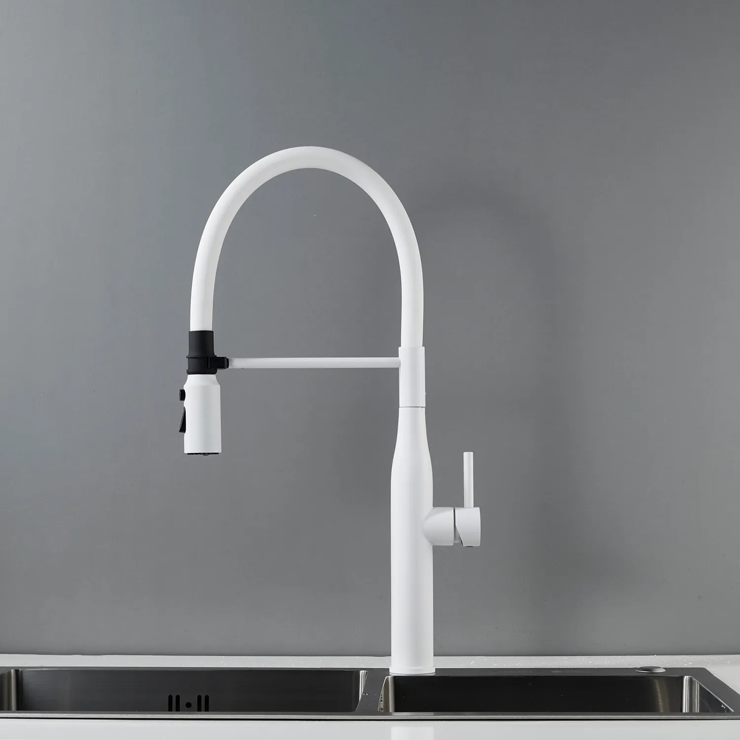 Смеситель для кухни с гибким изливом и режимом "душ" Shevanik S123C-1, белый