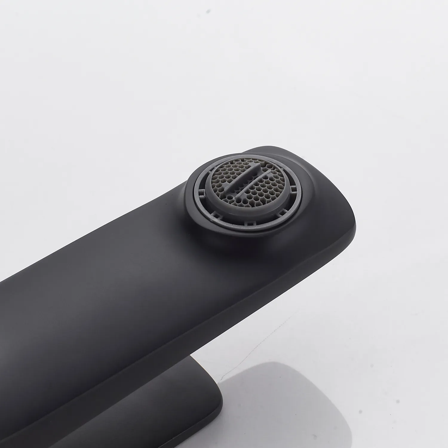 Смеситель для раковины Shevanik S4201H, черный