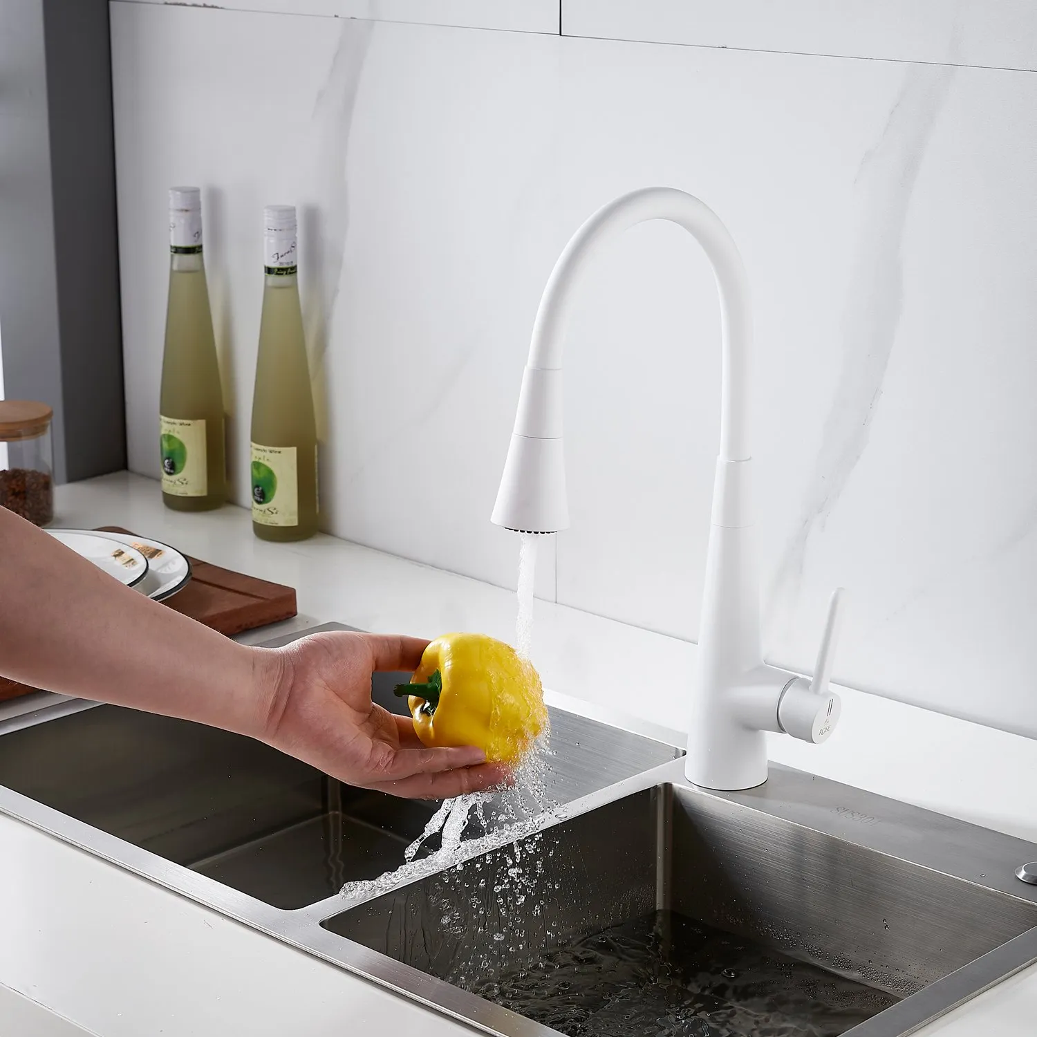 Смеситель для кухни с гибким изливом и режимом "душ" Rose R213C, белый