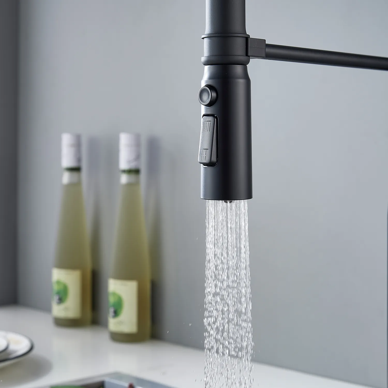 Смеситель для кухни с гибким изливом и режимом "душ" Shevanik S123H-3, черный