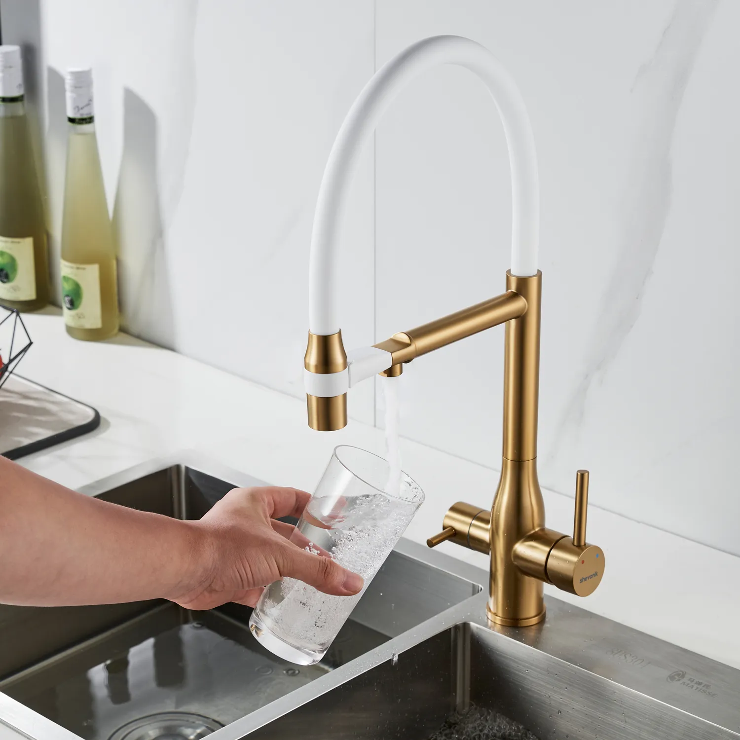 Смеситель для кухни с гибким изливом и подключением фильтра Shevanik S378G, золотой сатин/белый