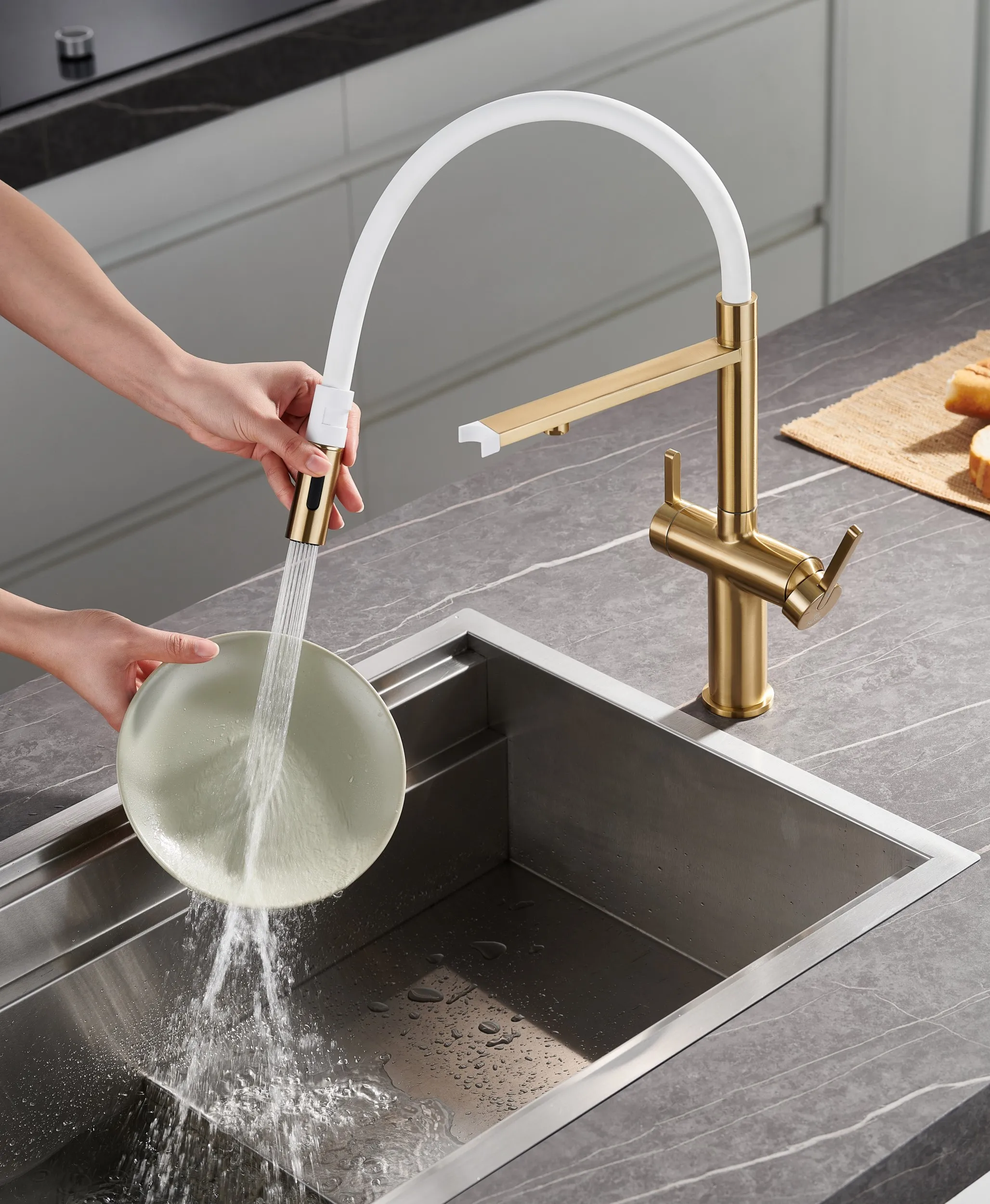 Смеситель для кухни с подключением фильтра для воды Rose R458G, золотой сатин