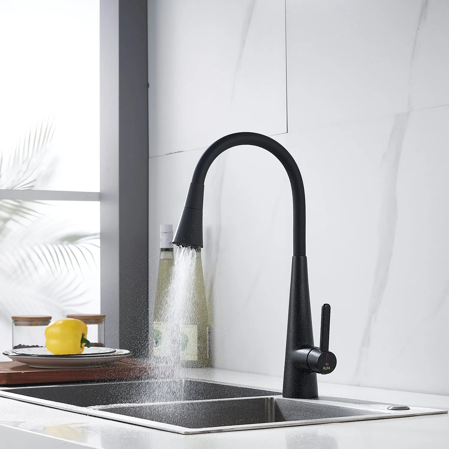 Смеситель для кухни с гибким изливом и режимом "душ" Rose R213H, черный