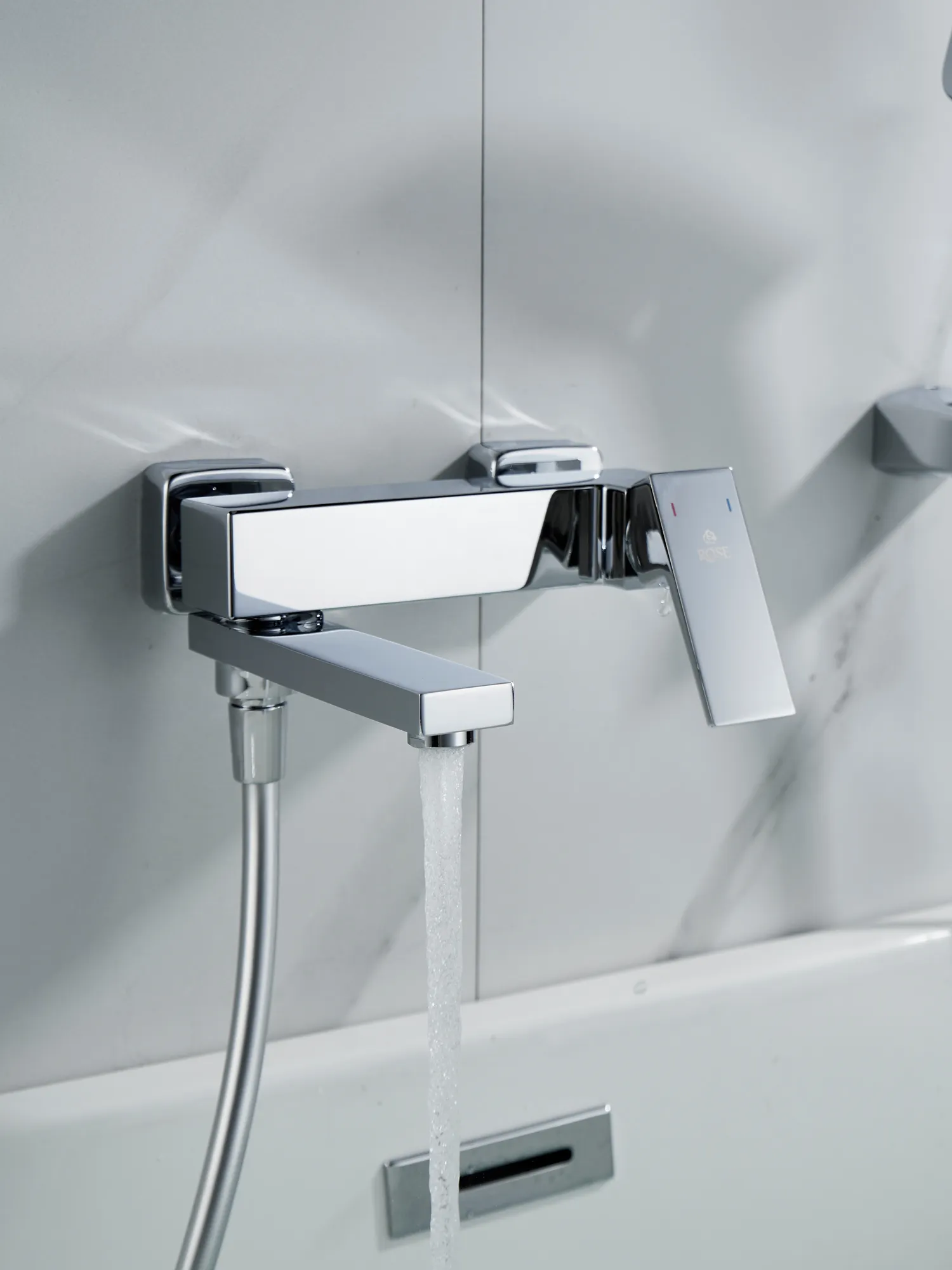 Смеситель для ванны Rose R2802, хром