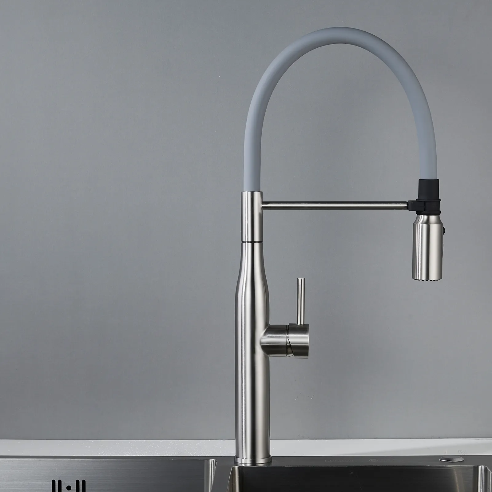 Смеситель для кухни с гибким изливом и режимом "душ" Shevanik S123L-9, сатин