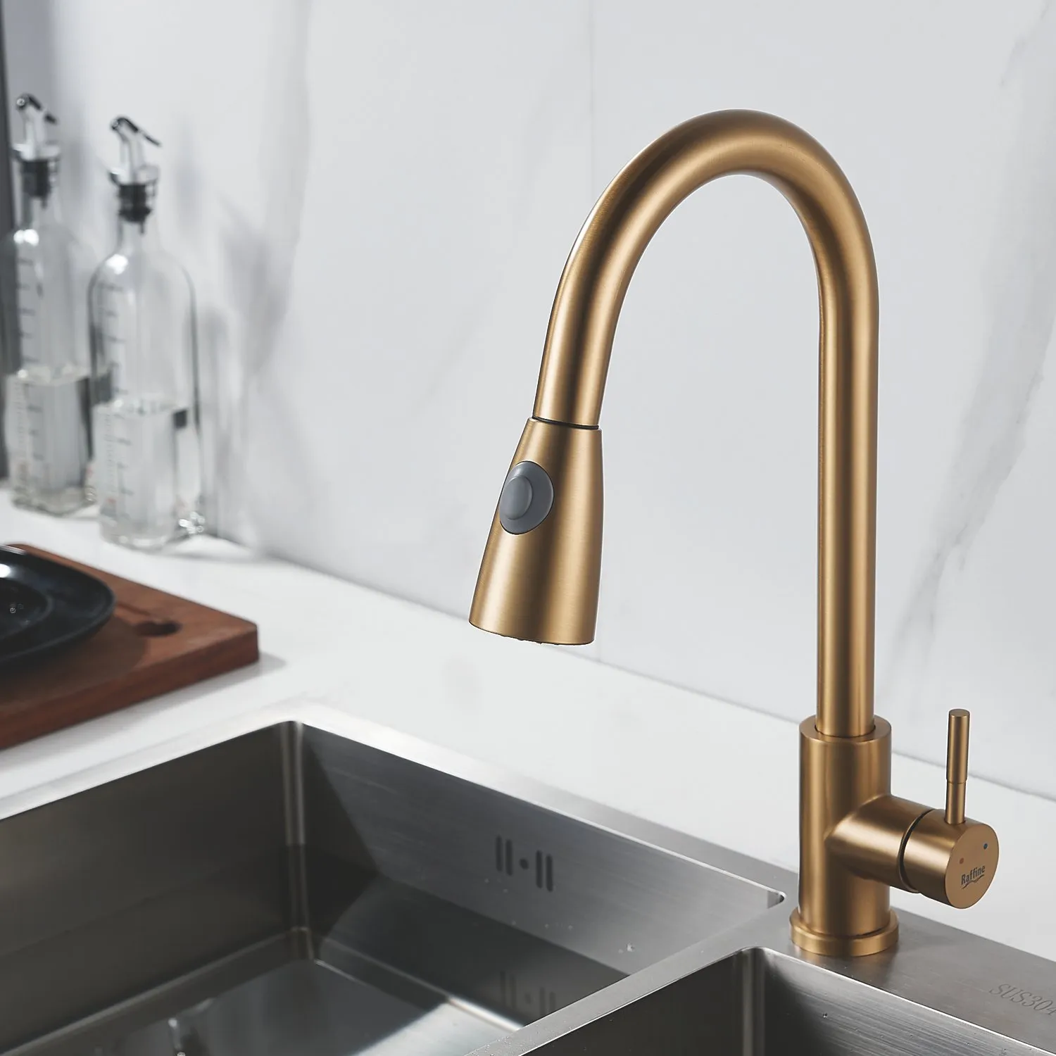 Смеситель для кухни с выдвижным изливом Raffine F213G, золотой сатин