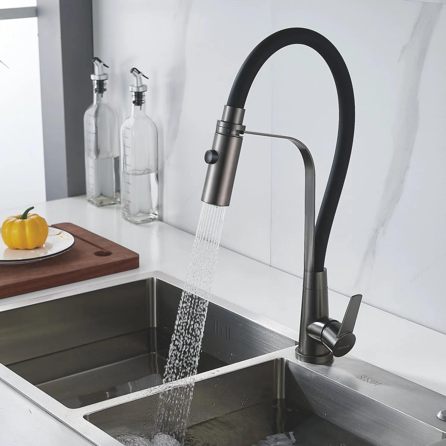 Смеситель для кухни с гибким изливом и режимом "душ" Shevanik S943T-3, оружейная сталь