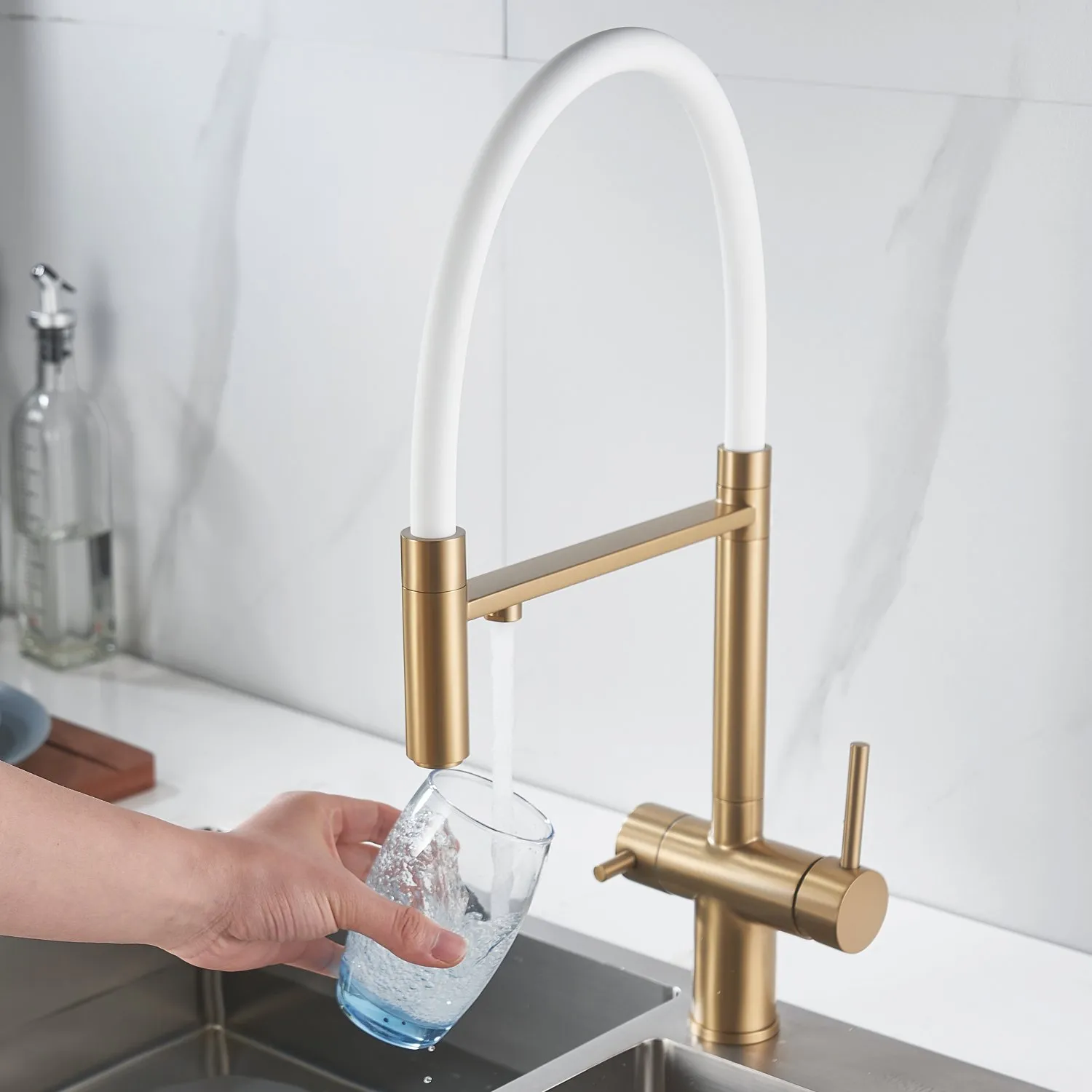 Смеситель для кухни с гибким изливом и подключением фильтра Shevanik S178G, золотой сатин/белый