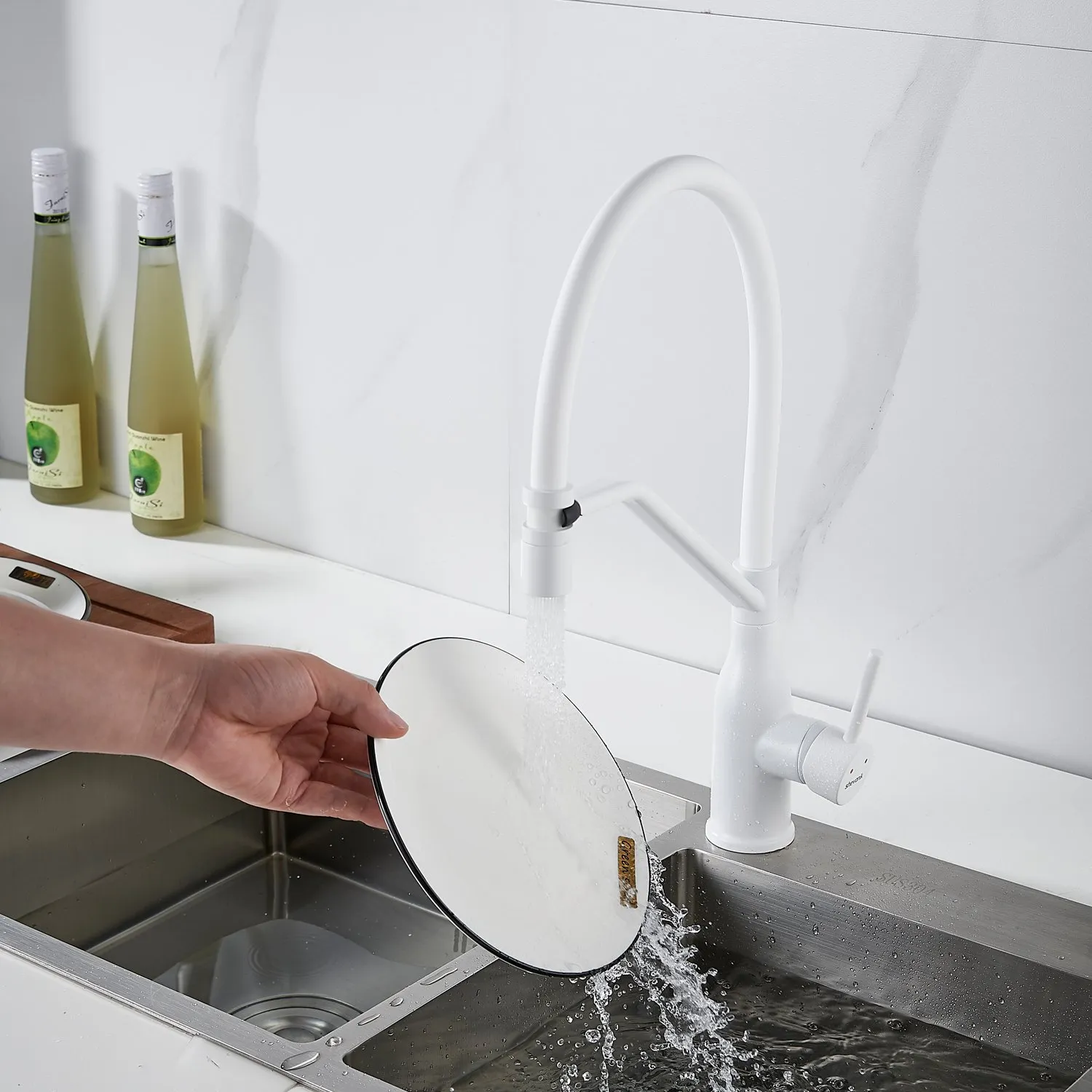 Смеситель для кухни с гибким изливом Shevanik S343C-1, белый