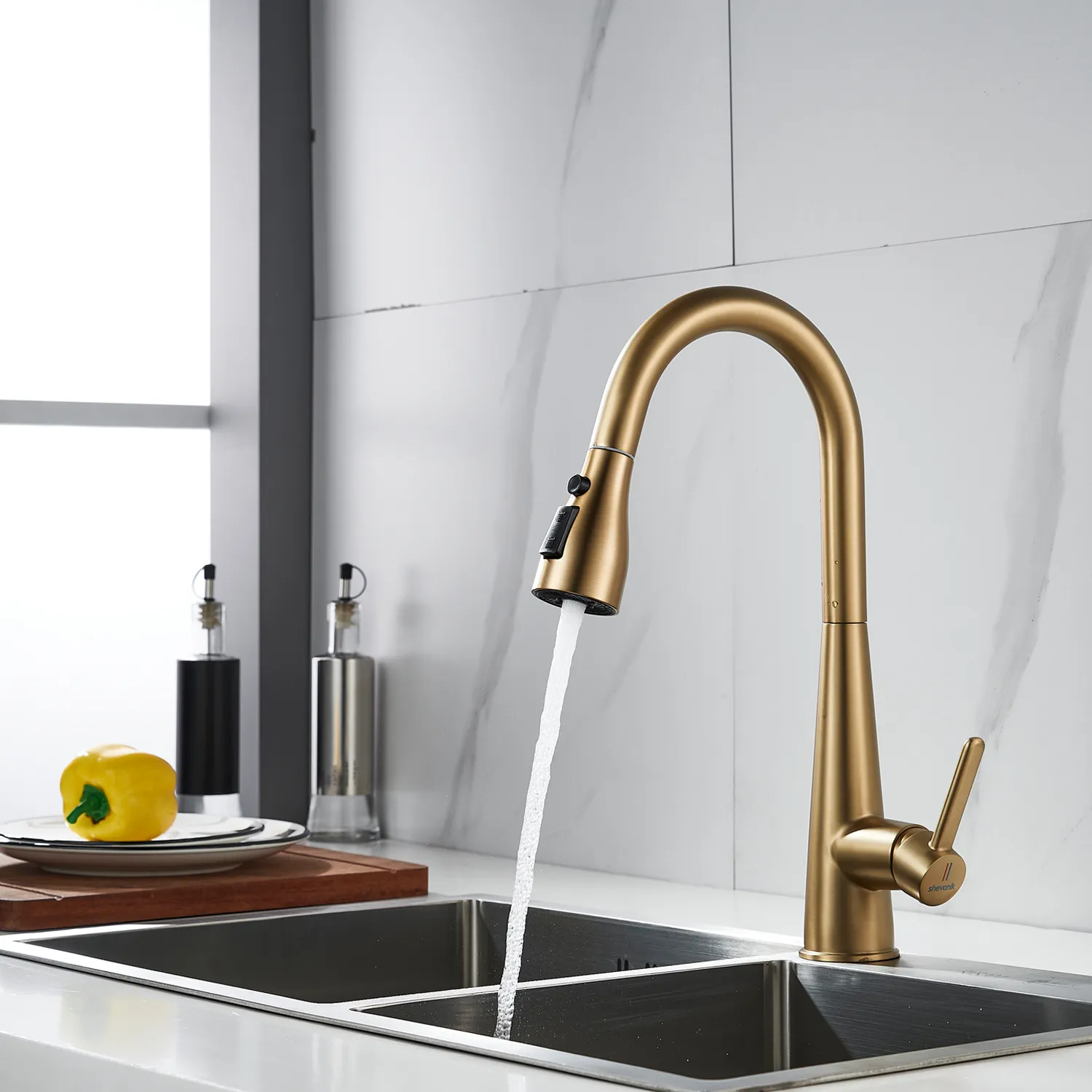 Смеситель для кухни с выдвижным изливом Shevanik S363G, золотой сатин