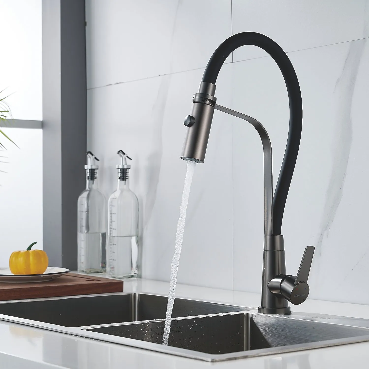 Смеситель для кухни с гибким изливом и режимом "душ" Shevanik S943T-3, оружейная сталь