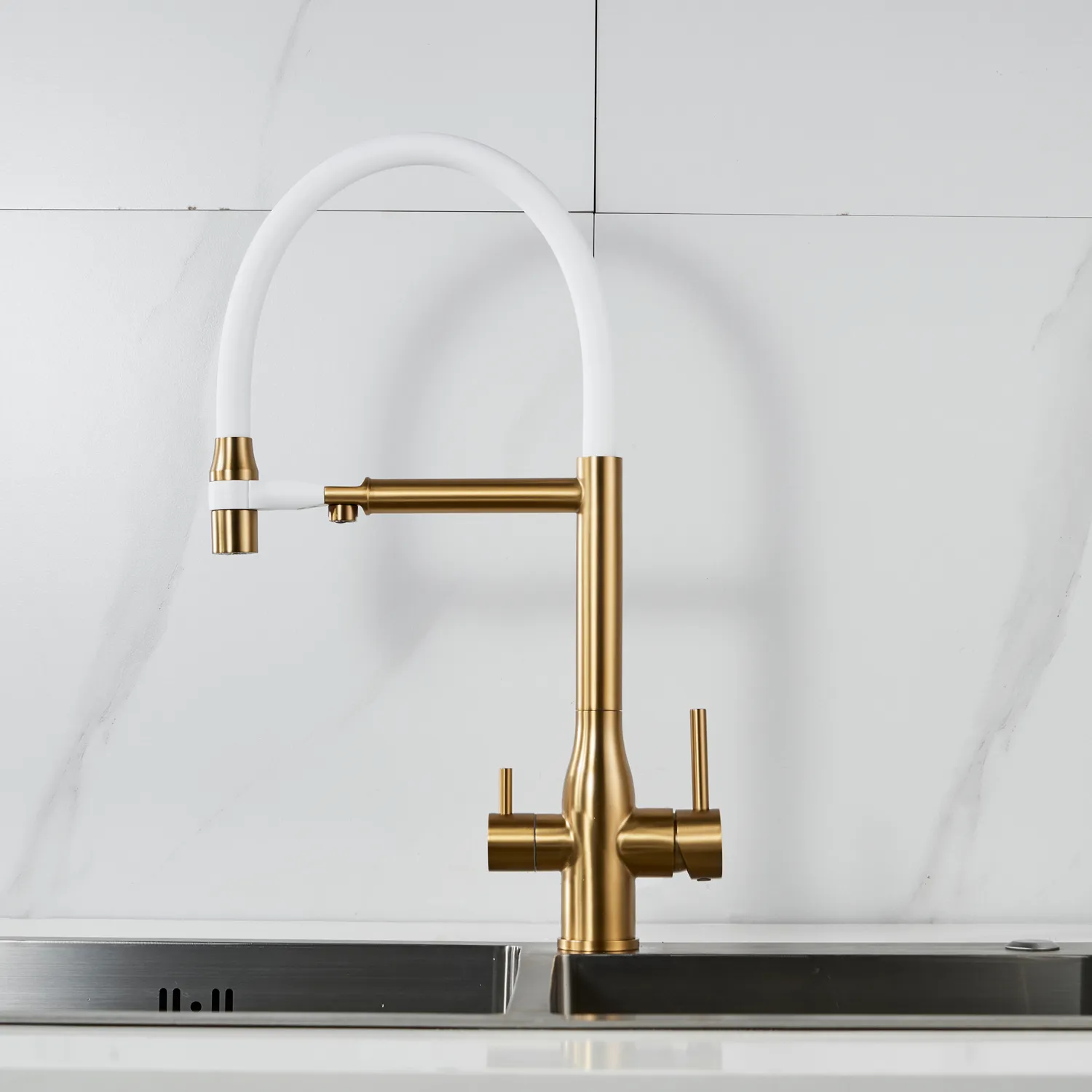 Смеситель для кухни с гибким изливом и подключением фильтра Shevanik S378G, золотой сатин/белый